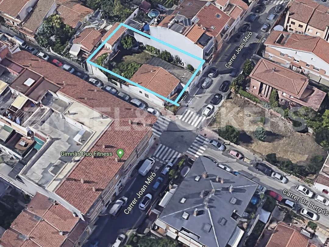 Outstanding urban corner plot in Ripollet
