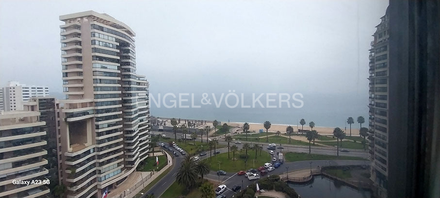 Amplio departamento con vista al mar