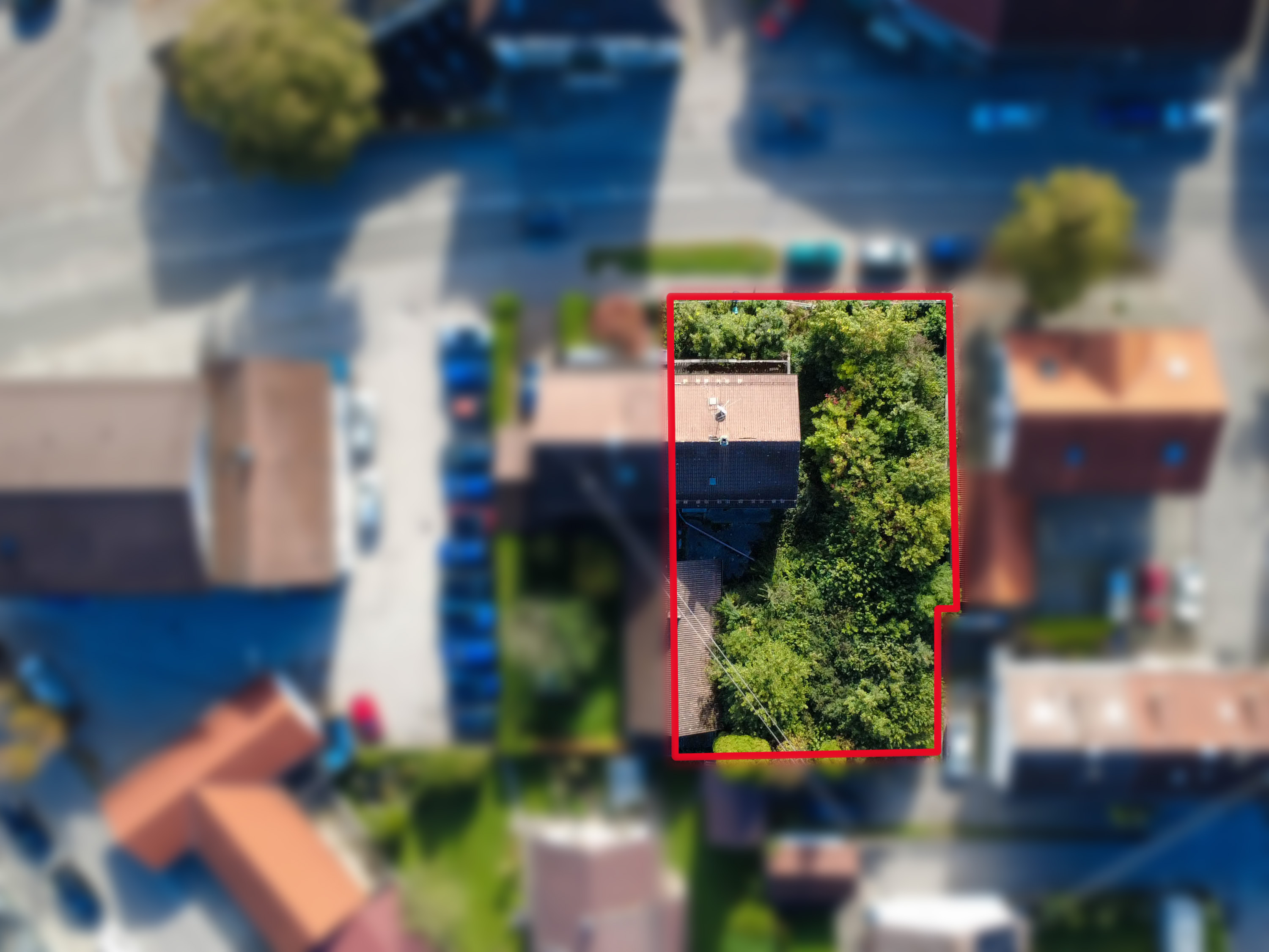 Erschlossenes Baugrundstück mit Altbestand für Neubau Einfamilien-/Mehrfamilienhaus mit 3 Wohneinheiten [KI-modifiziert]