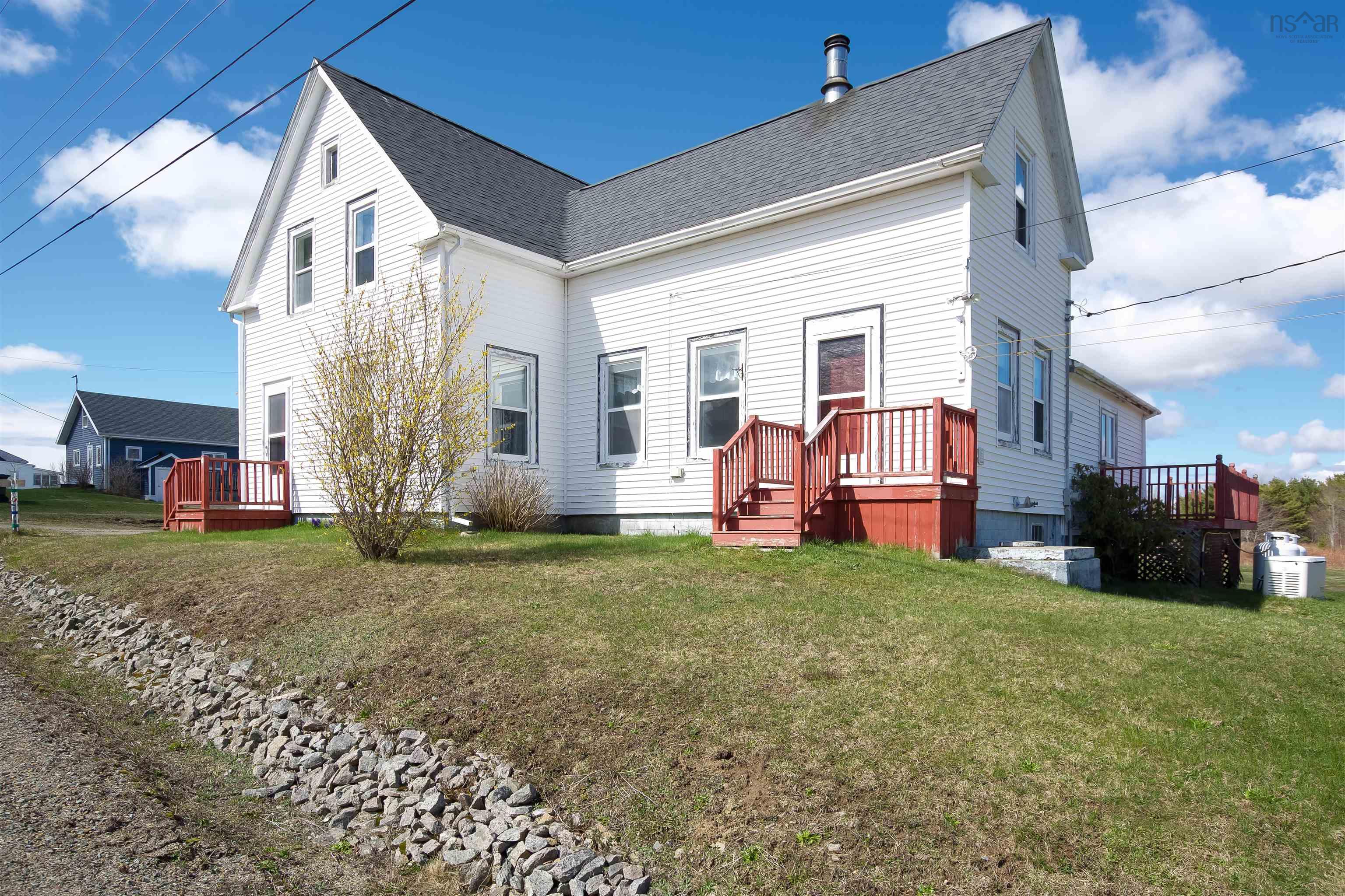 1.5 Story Home on 2.5 Acres