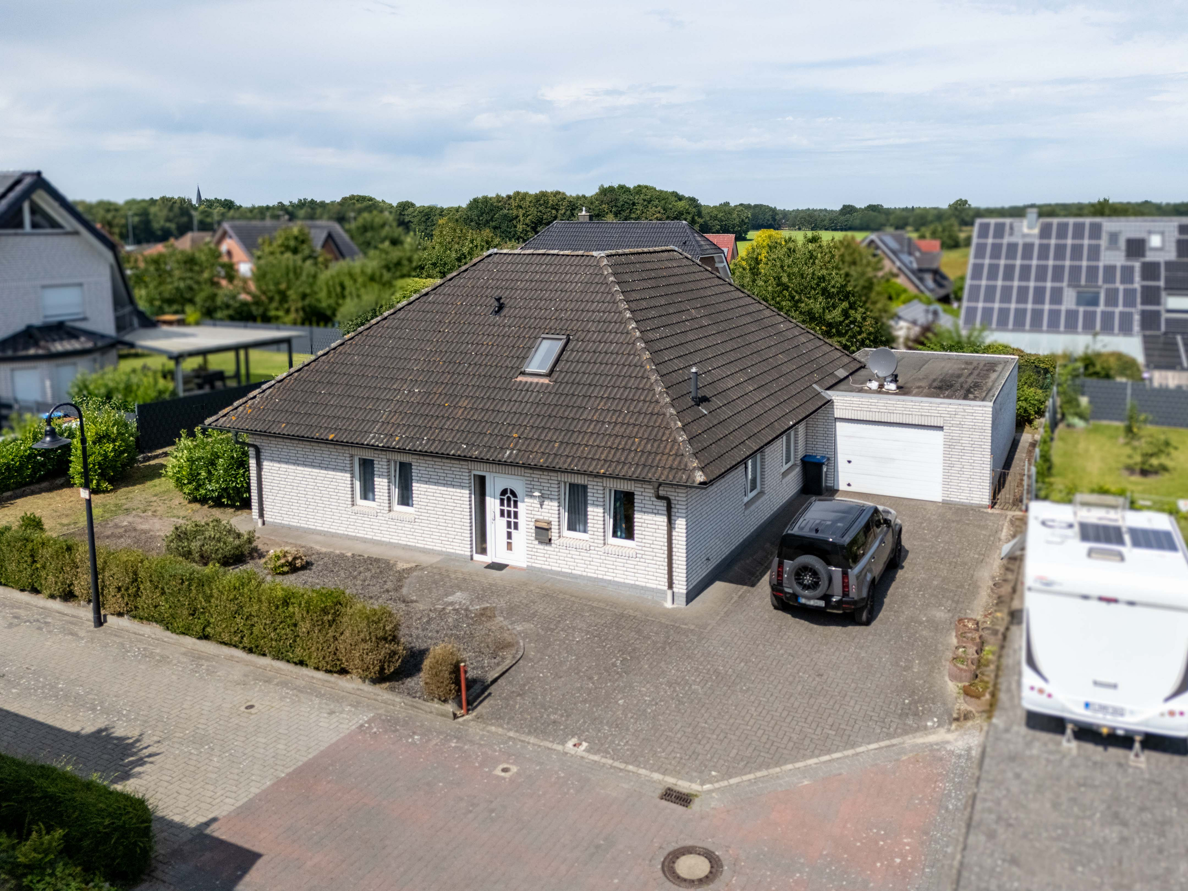 Bungalow mit überdachter Terrasse, Werkstatt & Ausbaureserve im Dachgeschoss