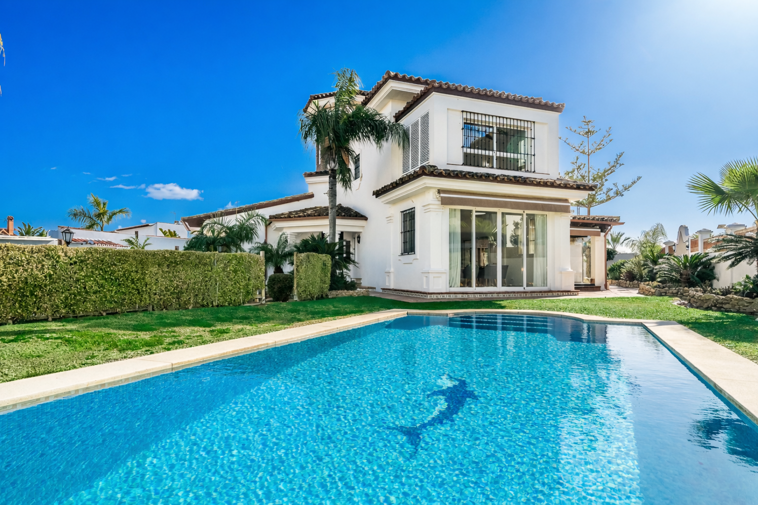 Beachside Villa with Guest Apartment in Las Chapas Beach, Marbella East