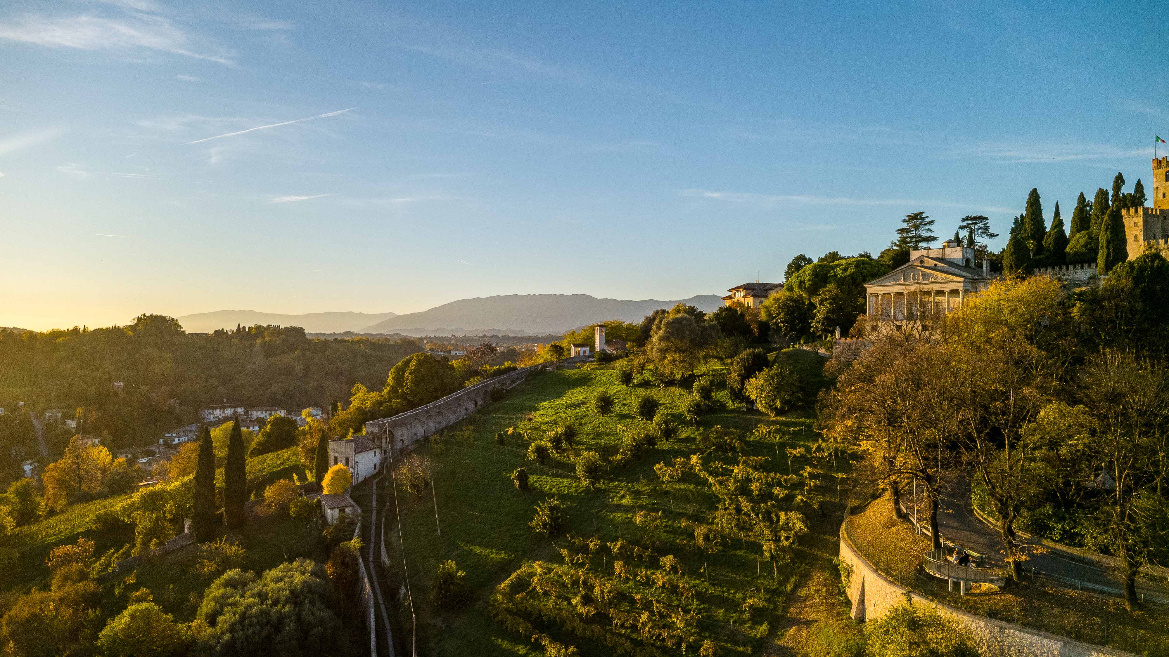 Elegant furnished one-bedroom apartment with terrace and covered parking in the heart of Conegliano