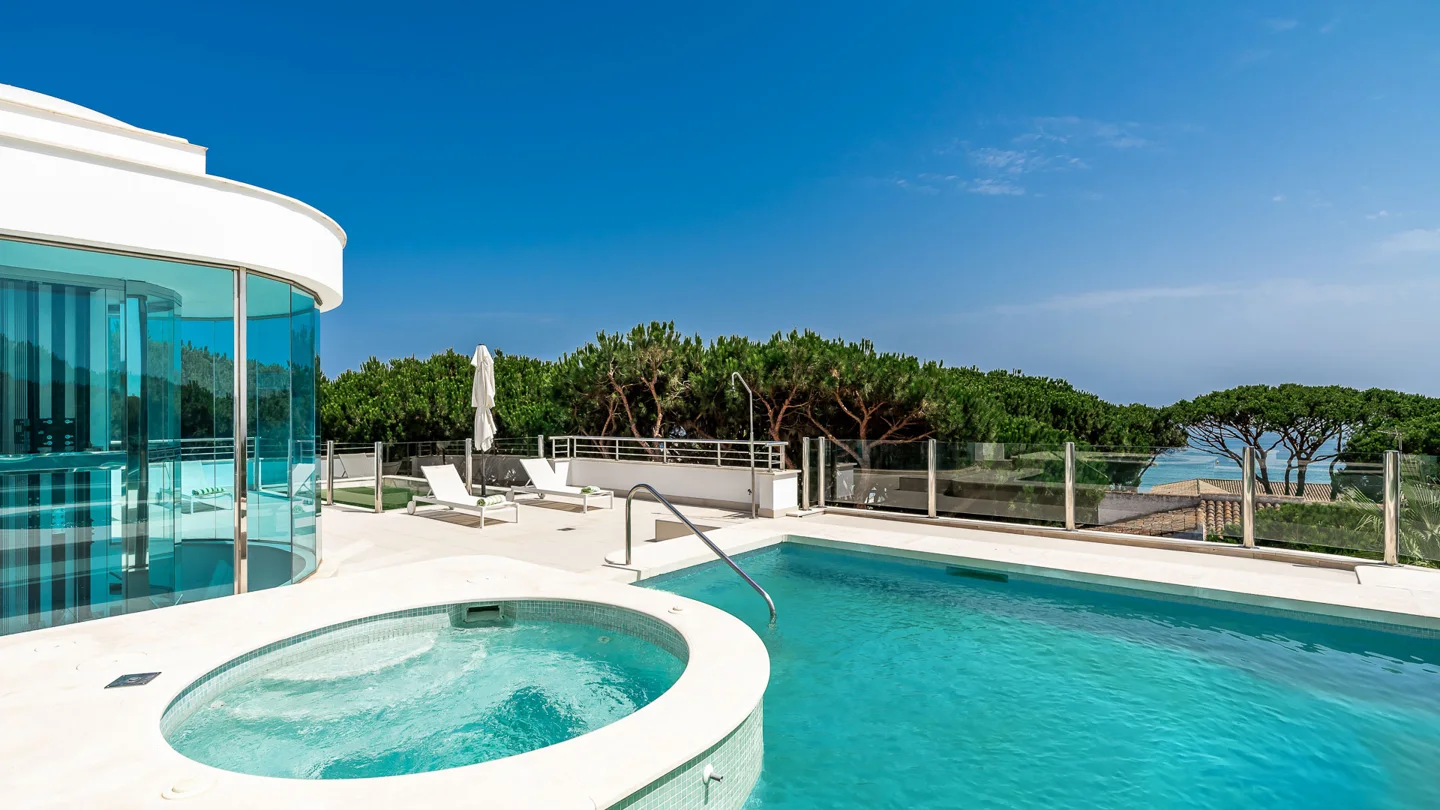 Villa en Cabopino con piscina en la azotea, 100 m de la playa