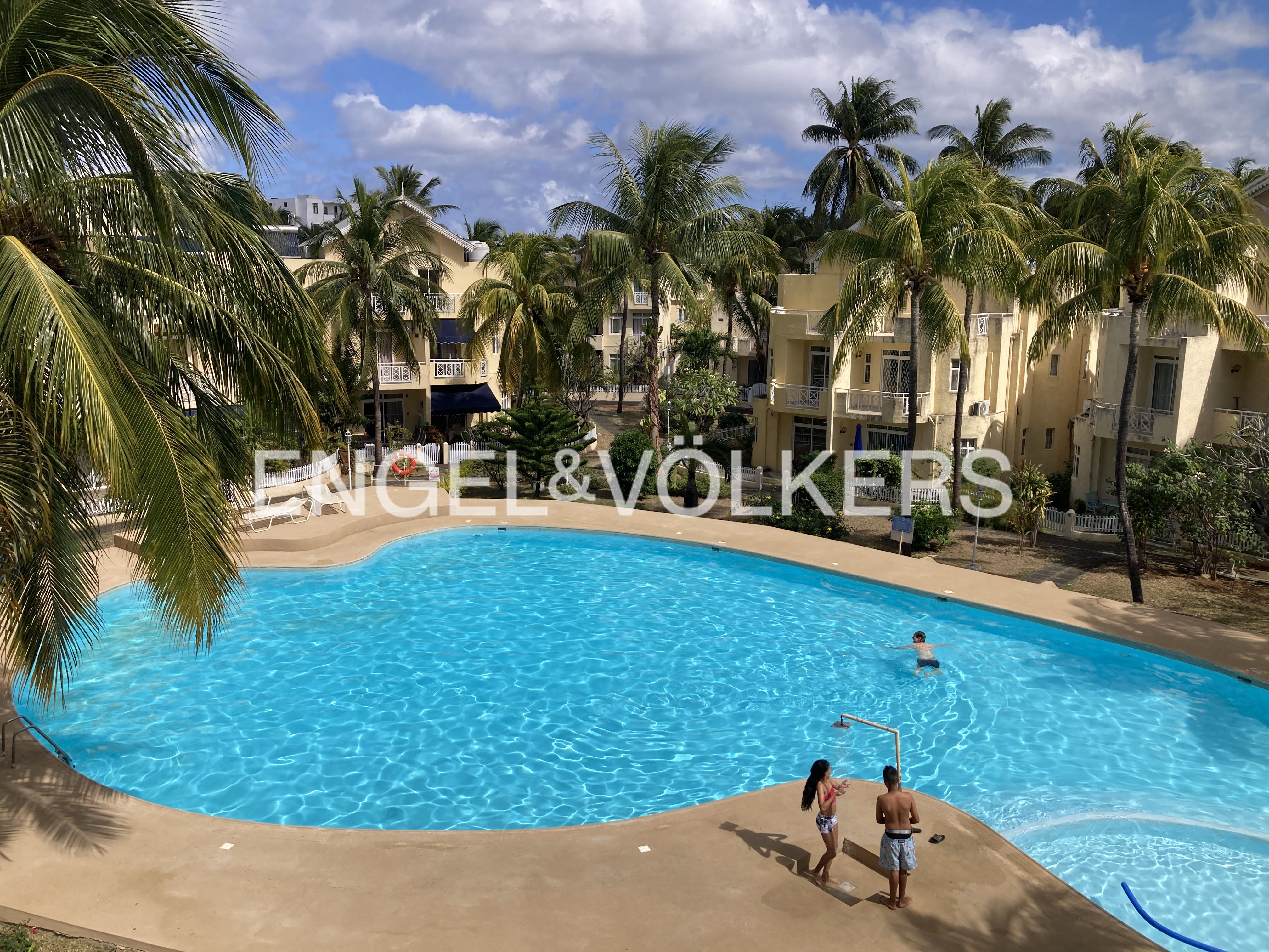 Rare Find in Flic en Flac - Beach and Pool Access