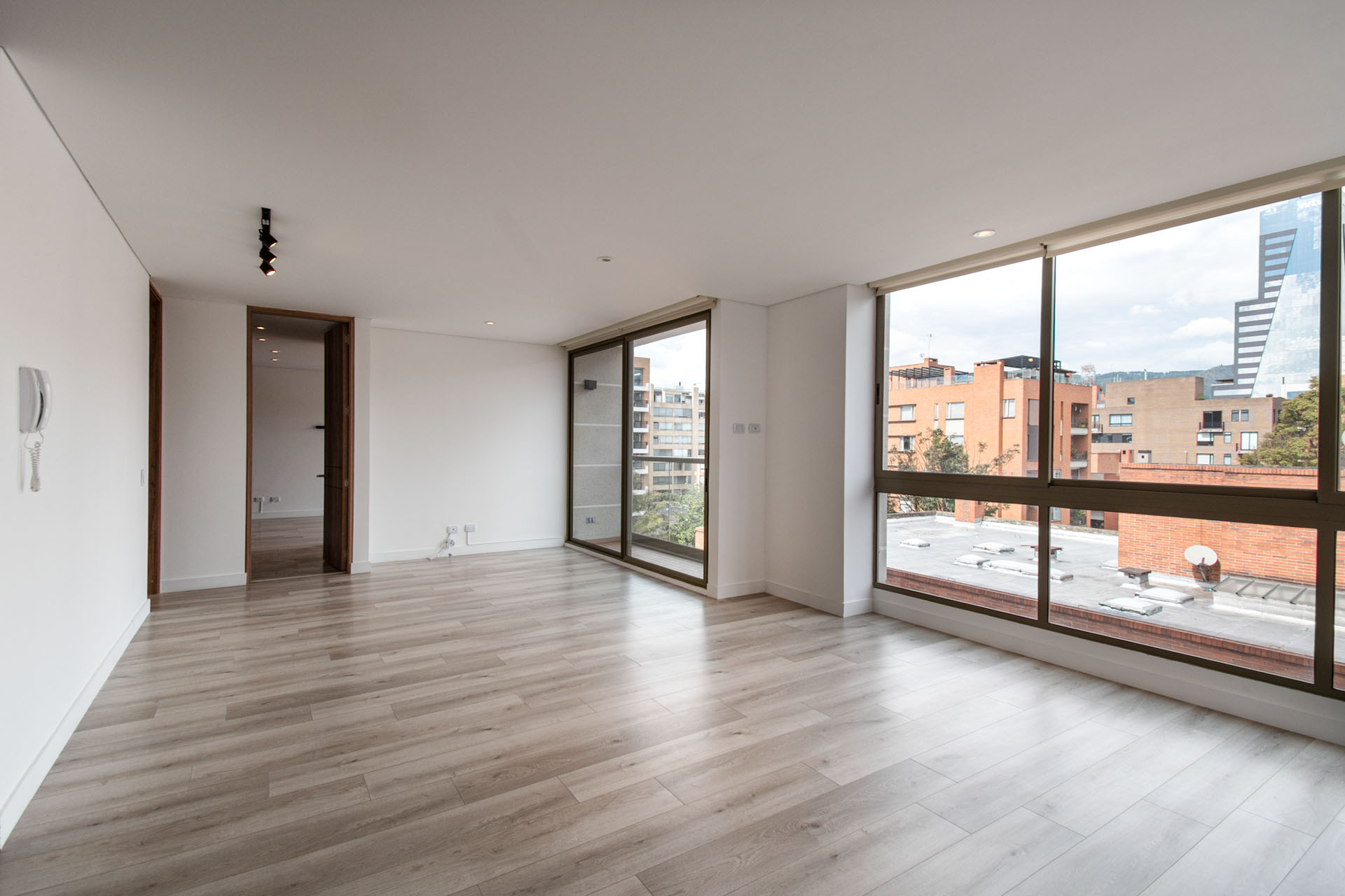 Iluminado apartamento con balcón para arriendo en Chicó Norte