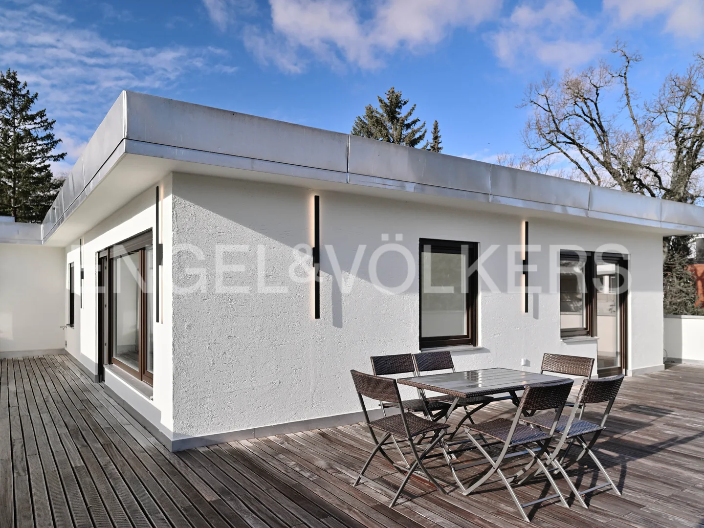 Exclusive, renovated roof terrace apartment in prime Solln location