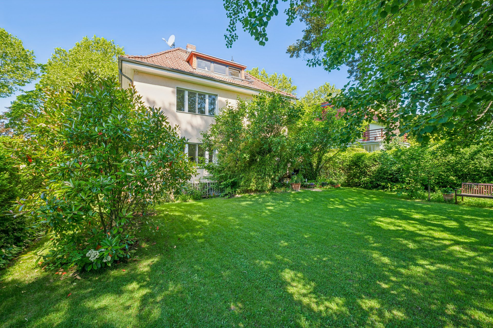 Villa aus den 30er-Jahren in Dahlemer Bestlage – Ruhig gelegen mit idyllischem Garten, Sonnenterrasse, Veranda und ausgebautem Dachgeschoss