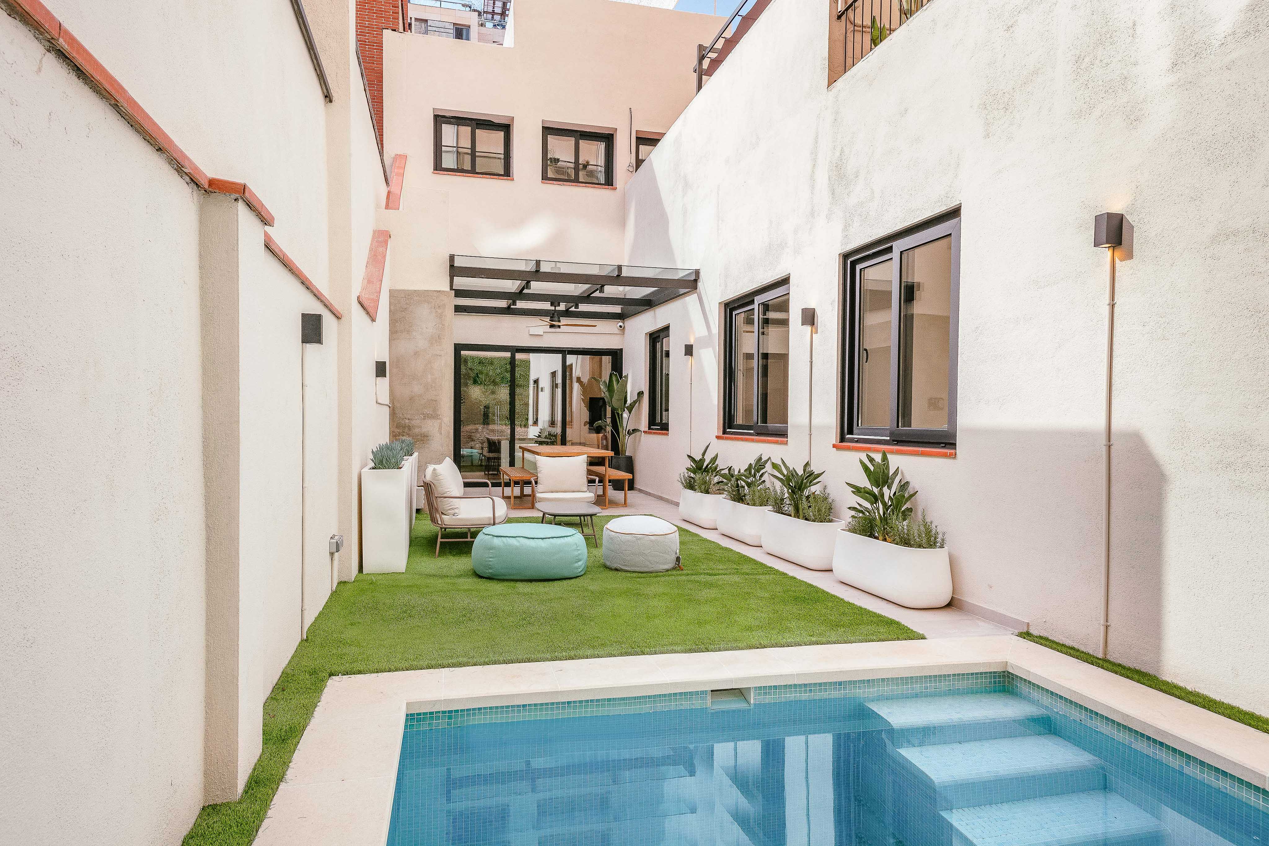 Impressive apartment with garden and pool next to the Sagrada Família