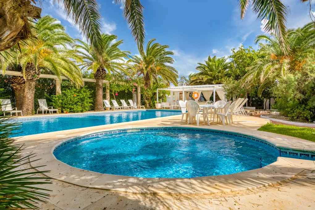 Impressive seafront villa with swimming pool