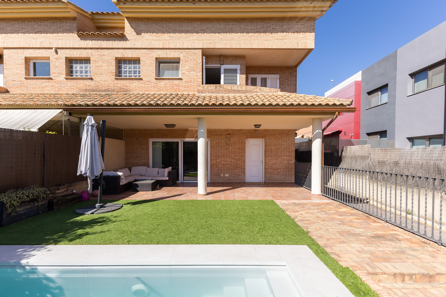 Fantastic semi-detached house with swimming pool in "Torrente"