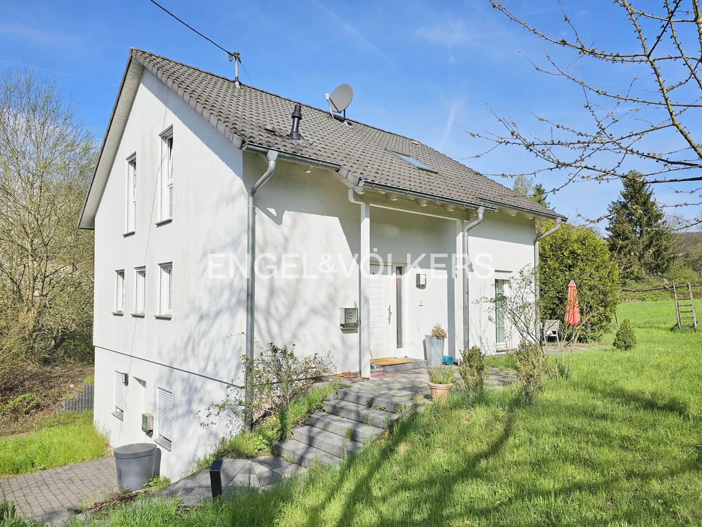 Einfamilienhaus mit ELW und großem Garten in Beckingen