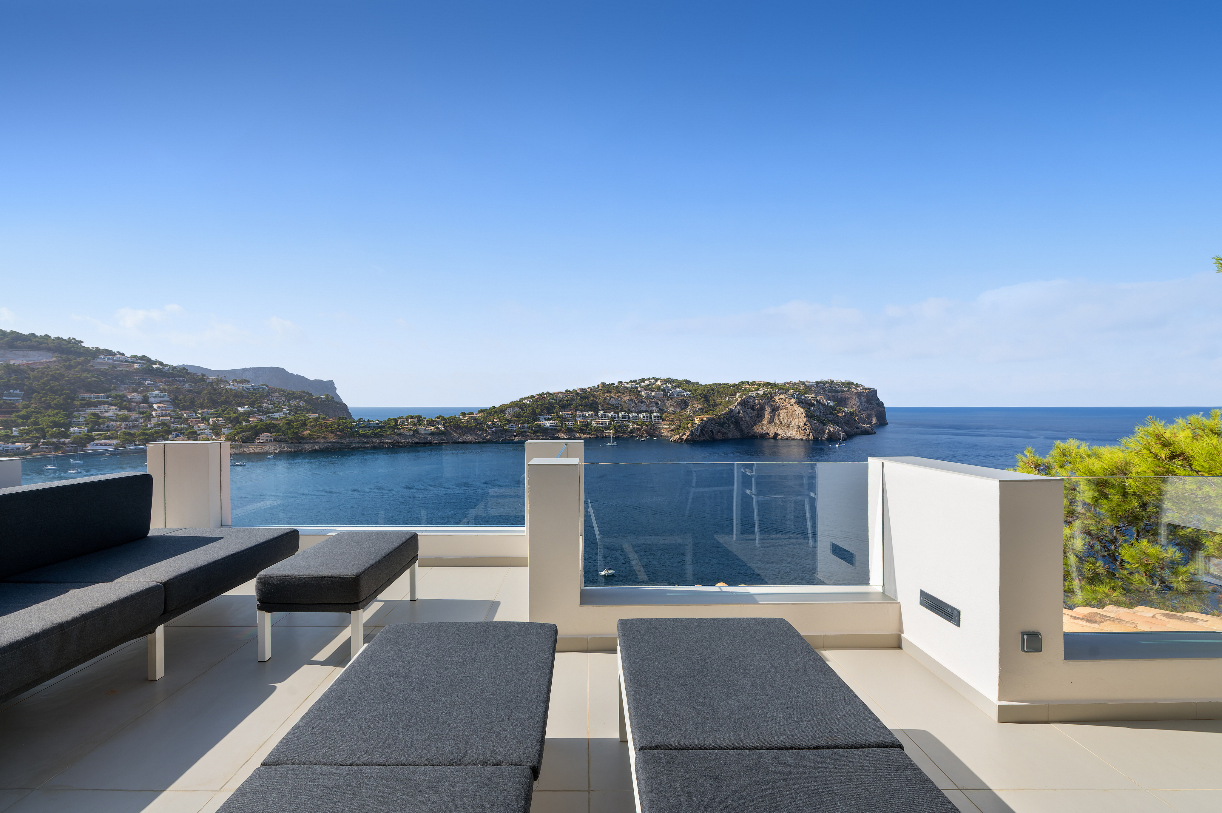 A fully refurbished duplex flat with spectacular views of the harbour and the sea