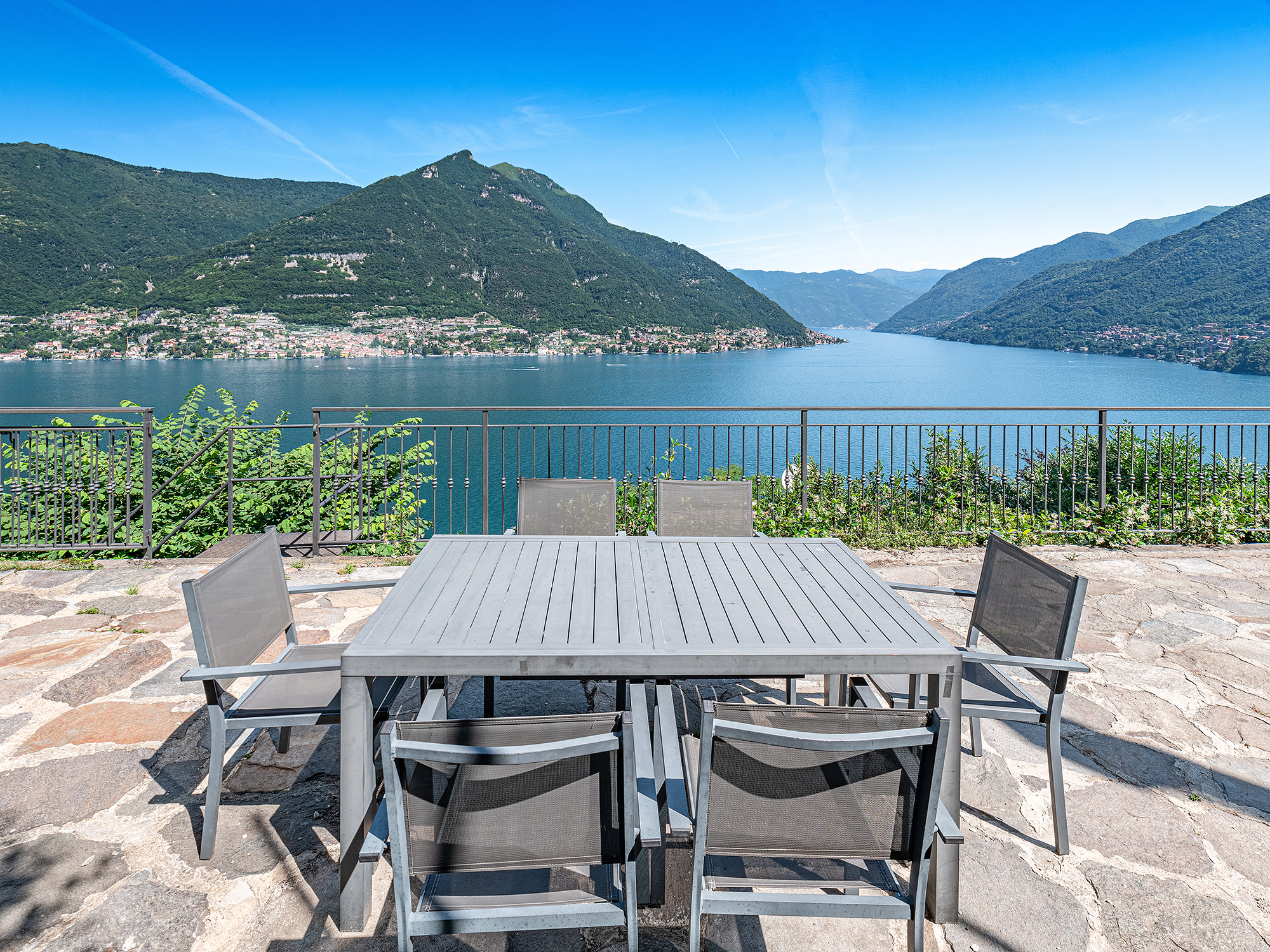 Villa with breathtaking lake views
