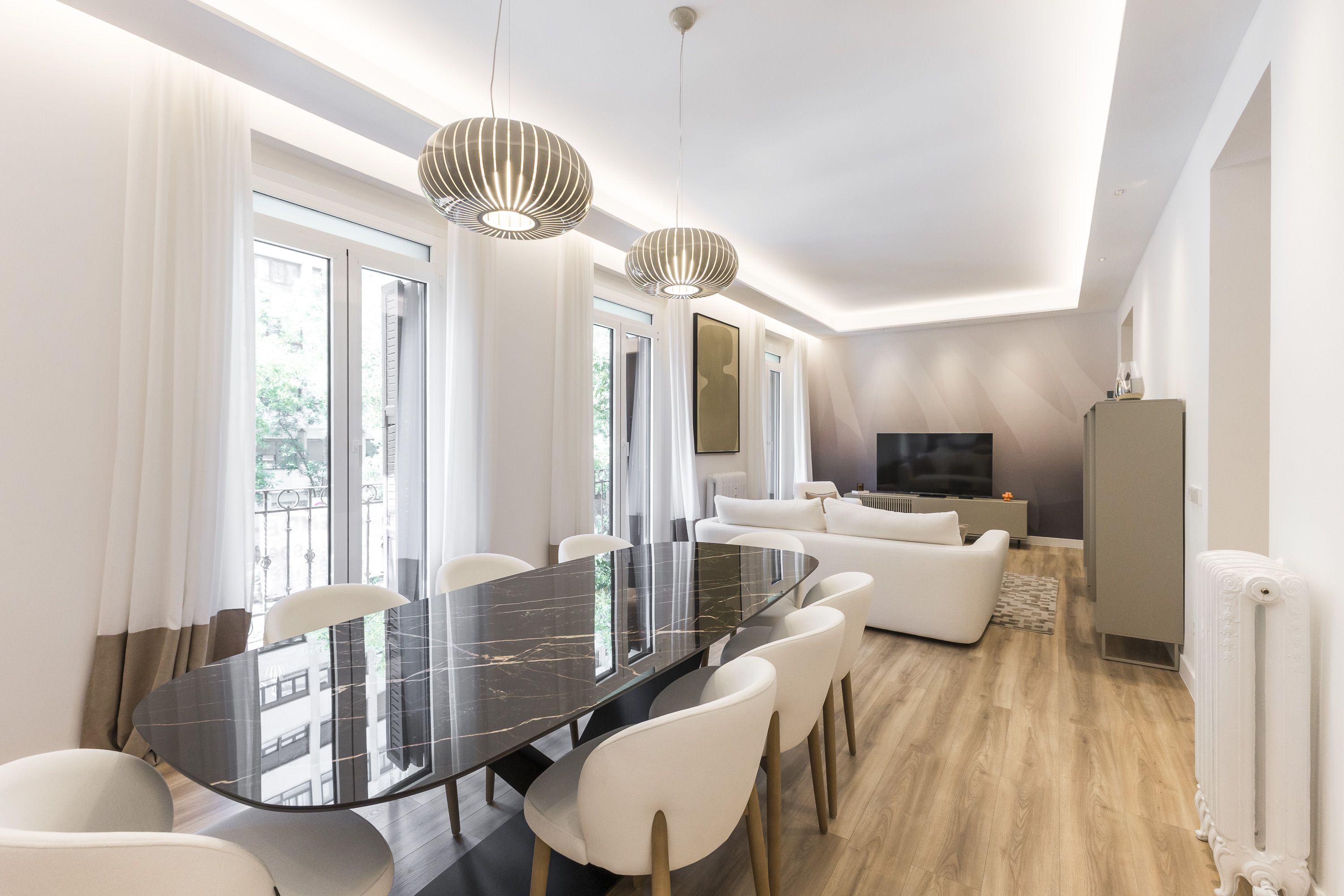 The height of luxury with 4 exterior-facing balconies and 3 en-suite bedrooms, a mere 2-minute stroll from El Retiro.