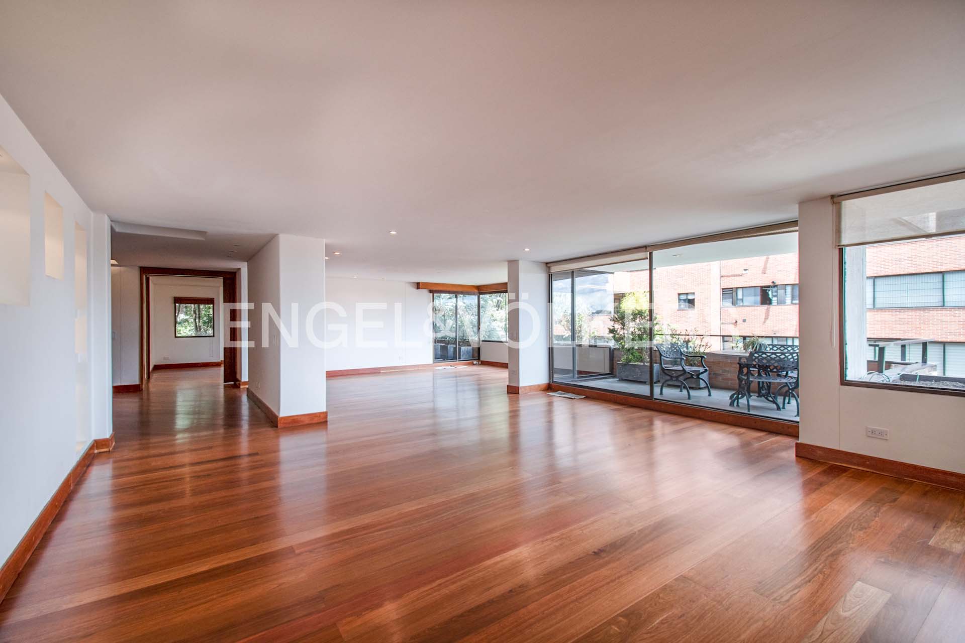 Excelente apartamento en Rosales con terraza y balcón