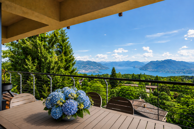 Two-level penthouse with stunning lake views and a community pool