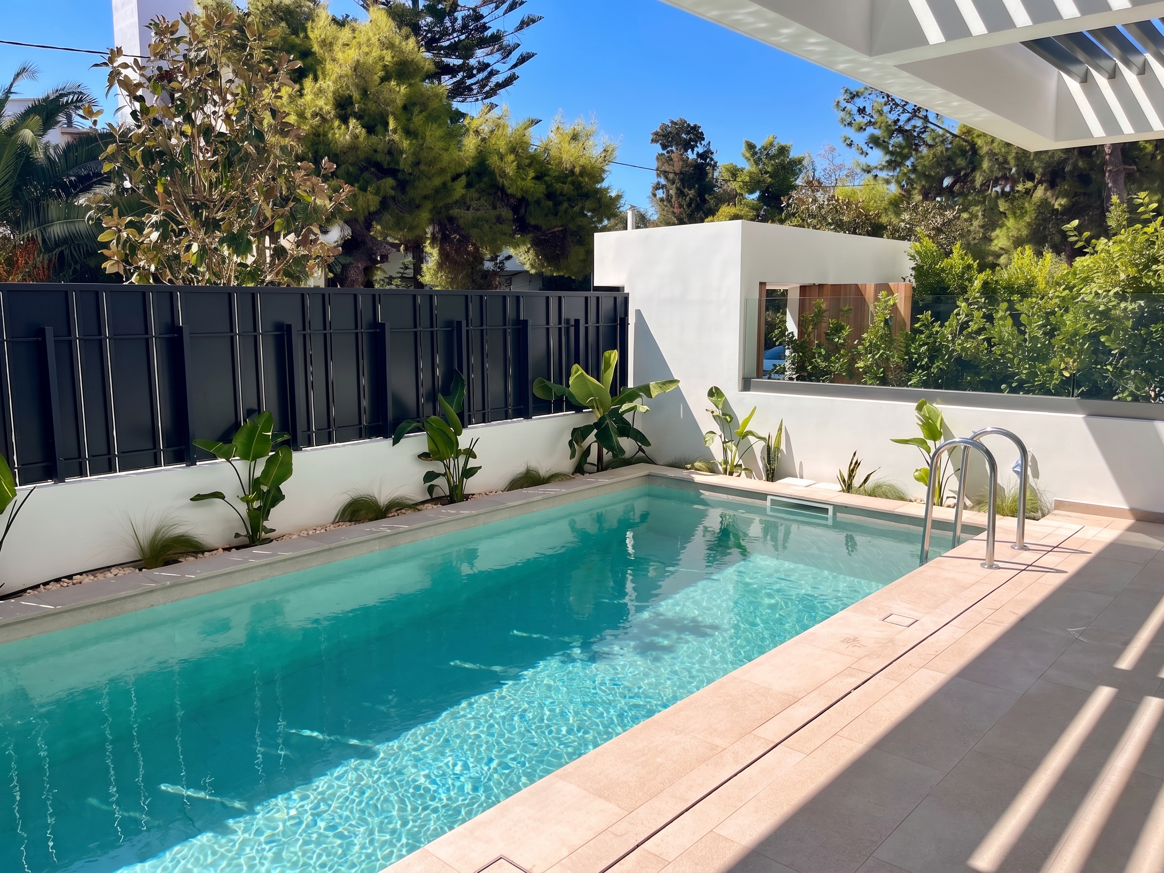 Elegant newly built ground-floor maisonette with garden & pool, 400m from the beach