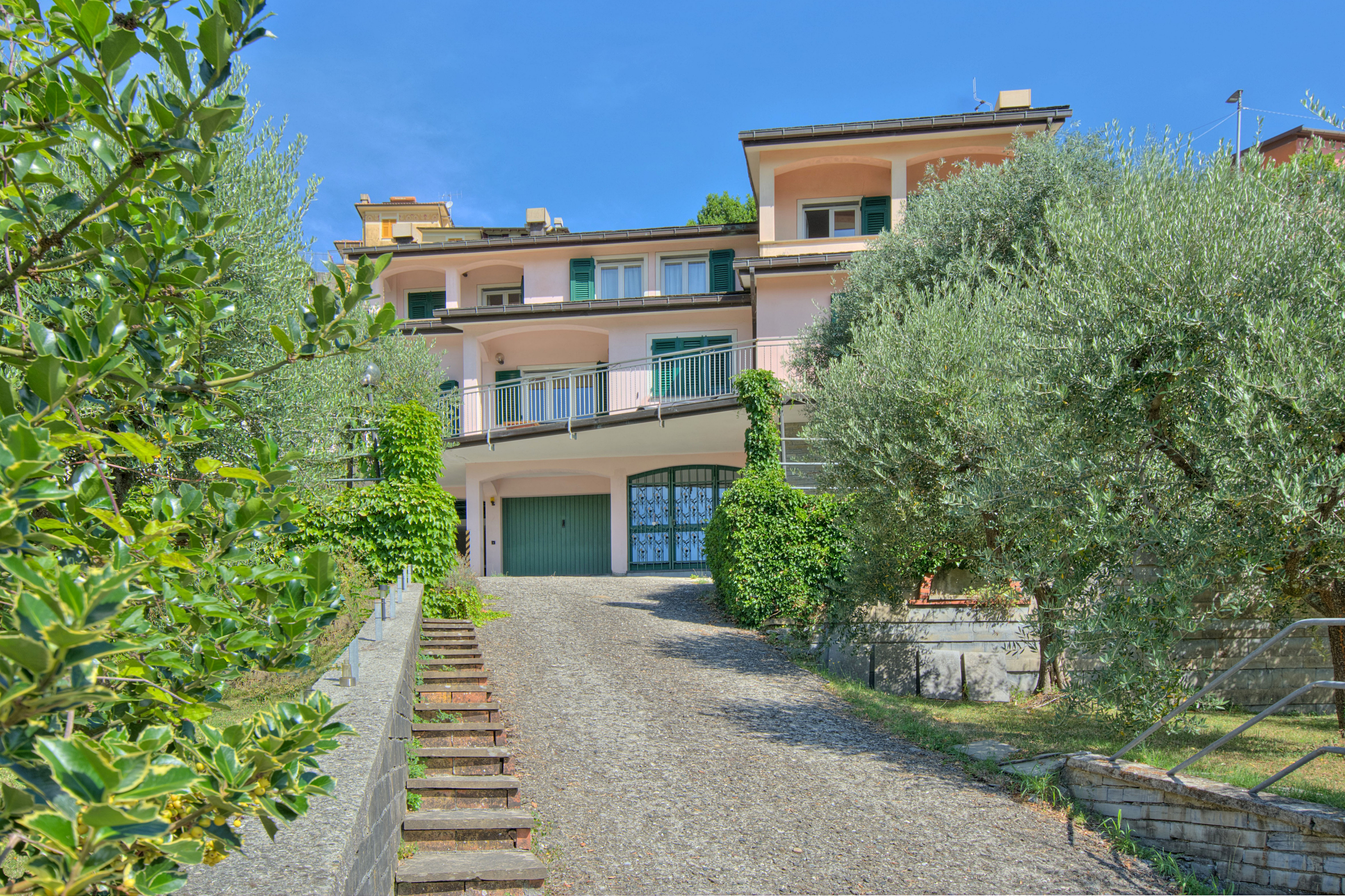 Dimora panoramica con giardino terrazzato a Tribogna