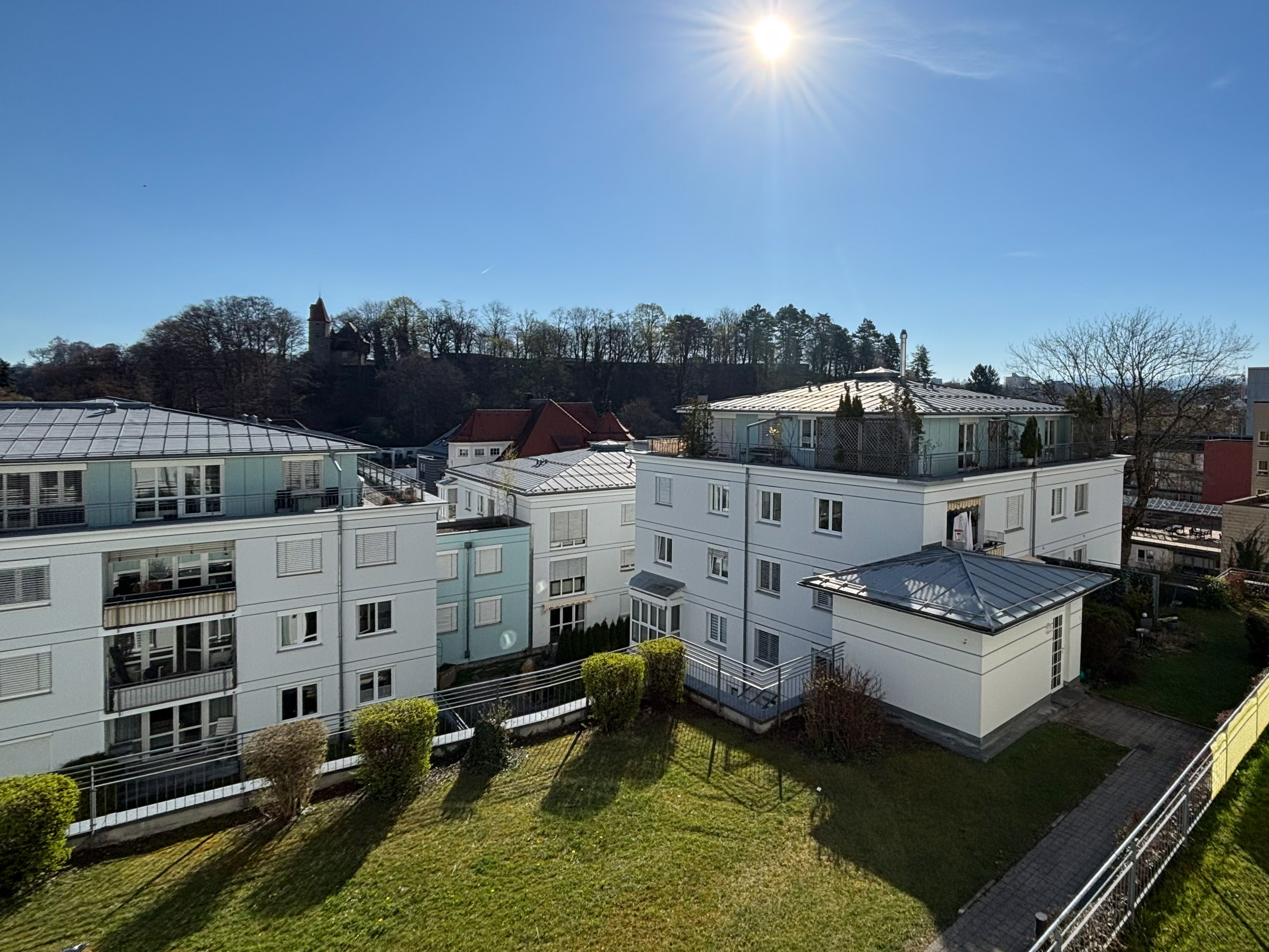 3-Zimmer-Wohnung mit Ost-/Westloggia in zentraler Lage