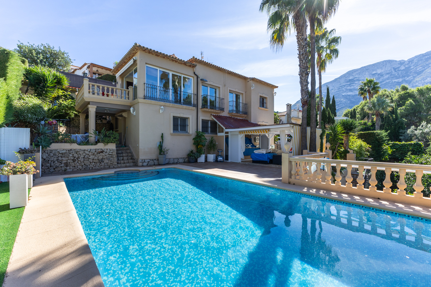 Large villa with sea and Montgó views