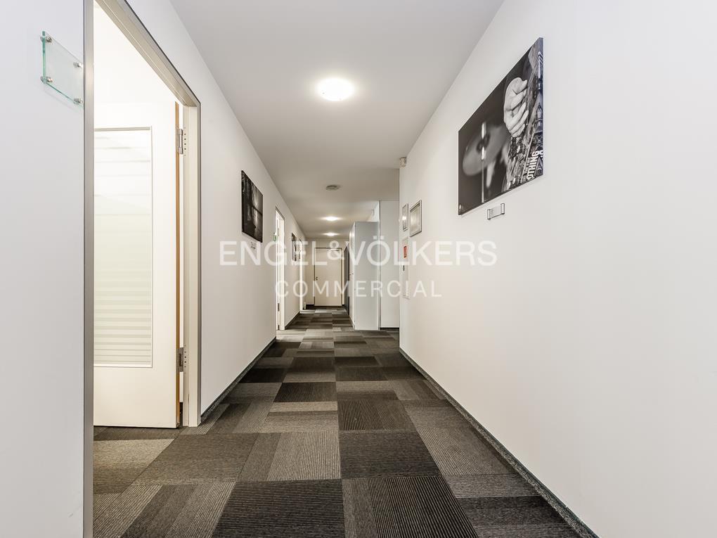 Helles Büro mit Balkonen in Mitte