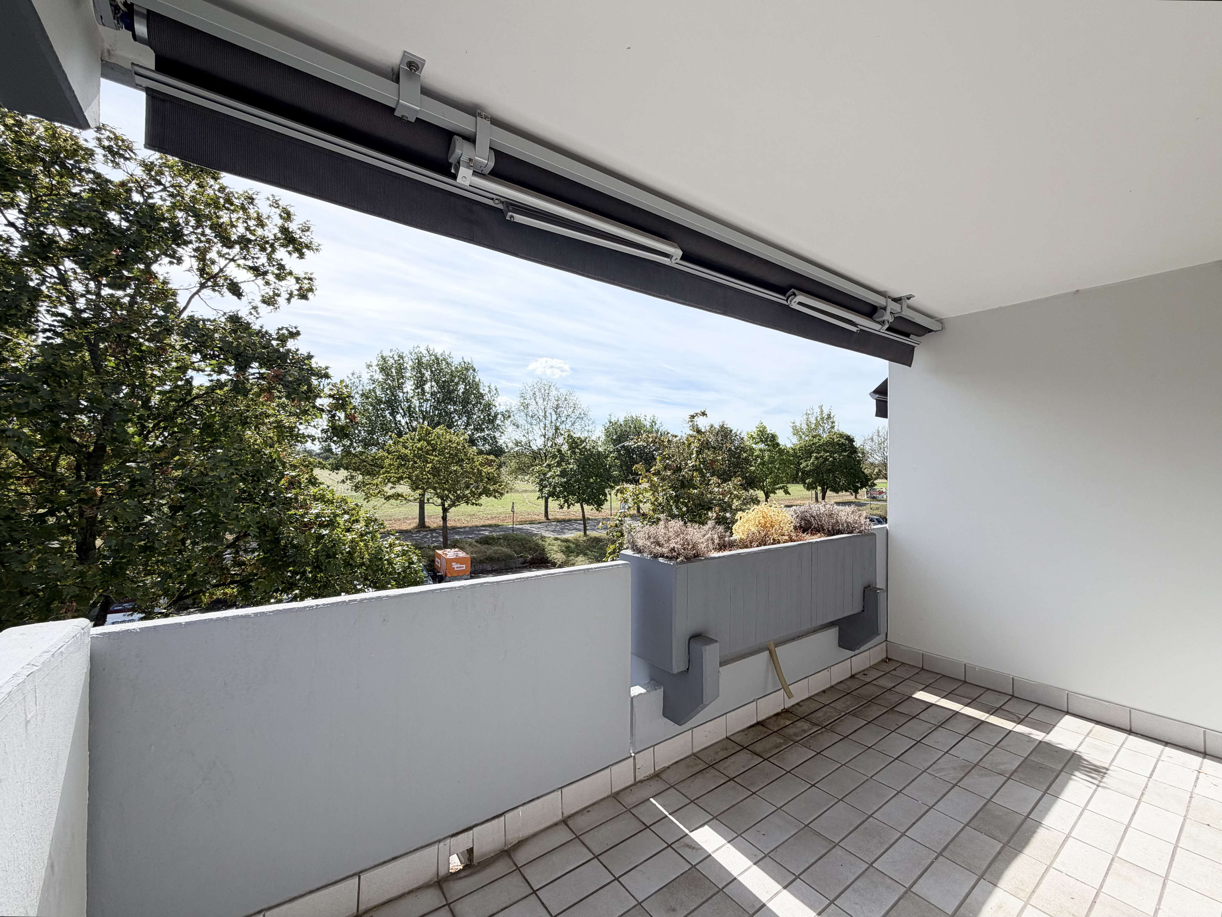 Einziehen und Gestalten: Modernisierte 3,5-Zimmer-Wohnung mit Balkon und Weitblick