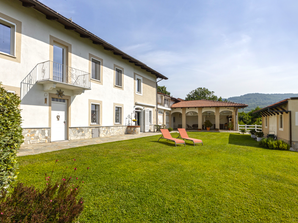 Panoramische Residenz mit Nebengebäude in privater Lage