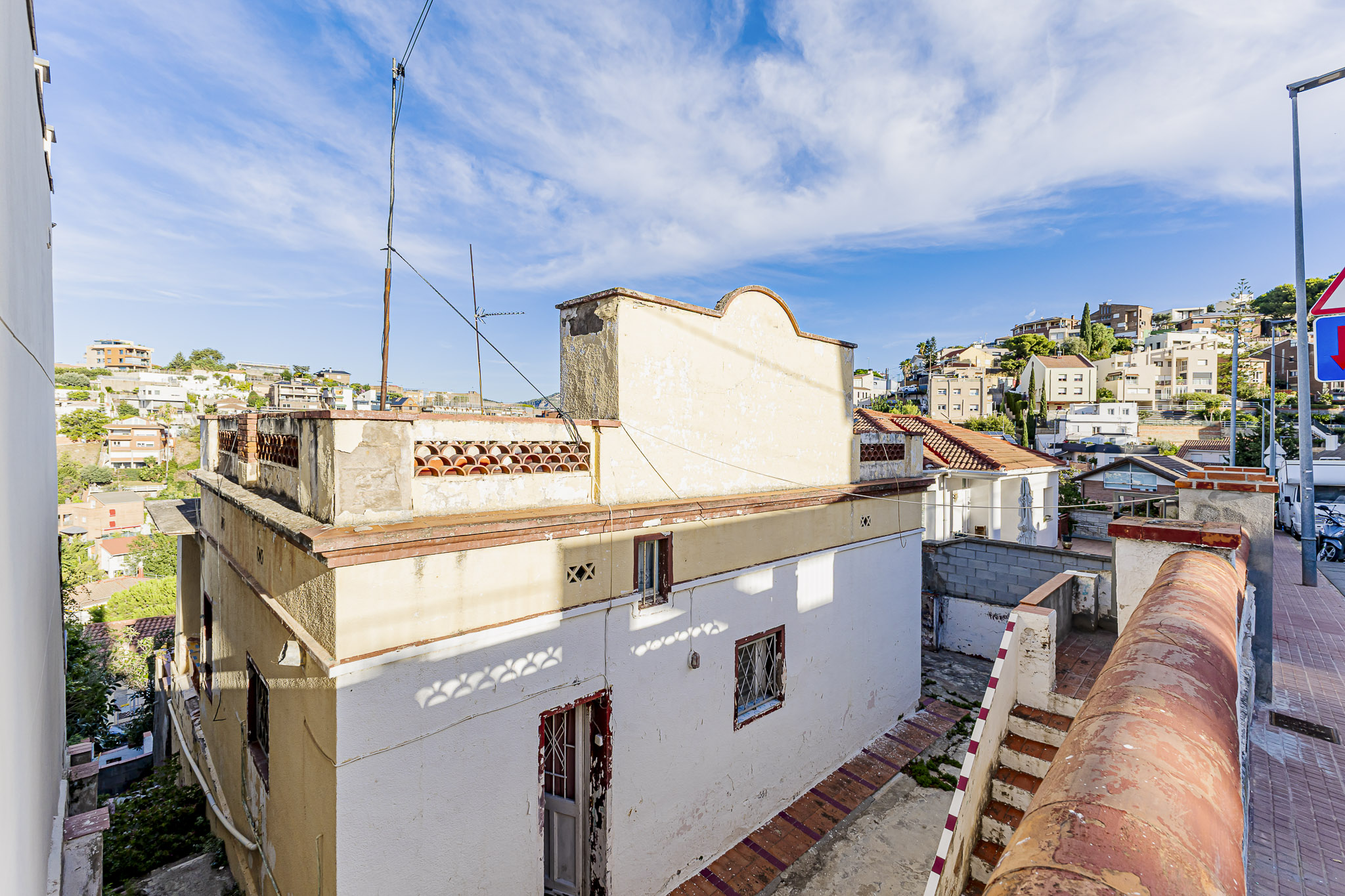 Land with house to renovate in La Miranda