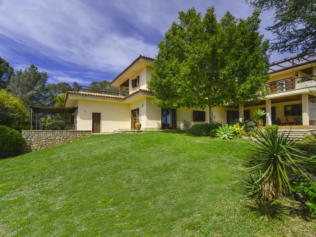 Nice country house with large well-kept garden near Inca