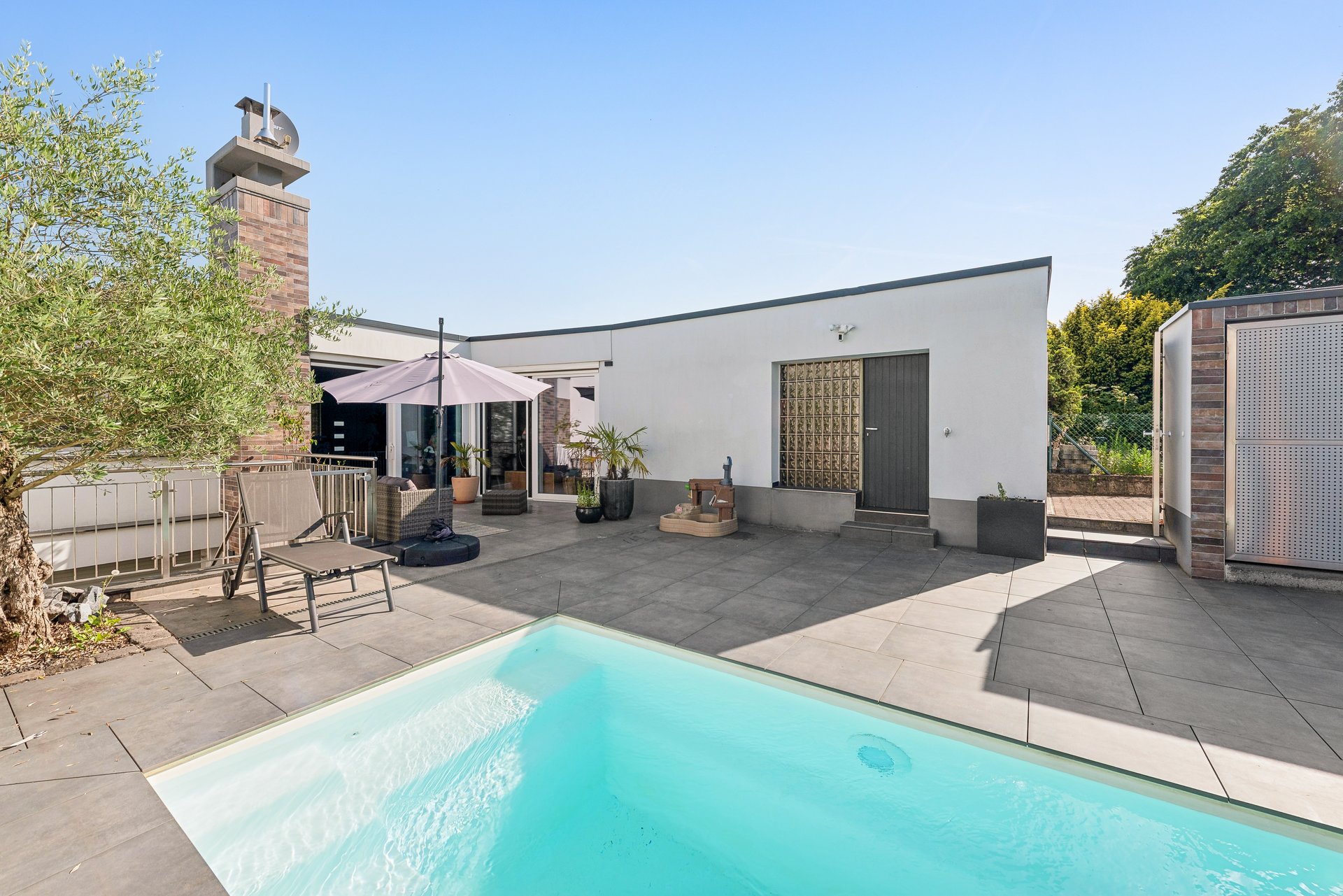 Renovated bungalow with open fireplace and outdoor pool