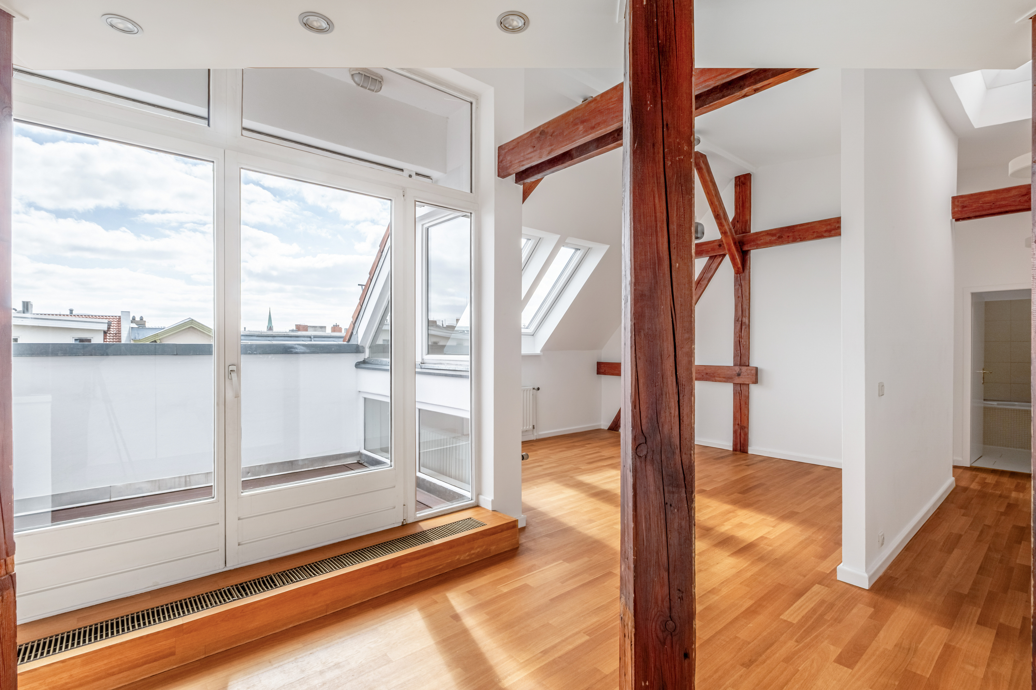 Bright attic apartment with terrace at Winterfeldt Square