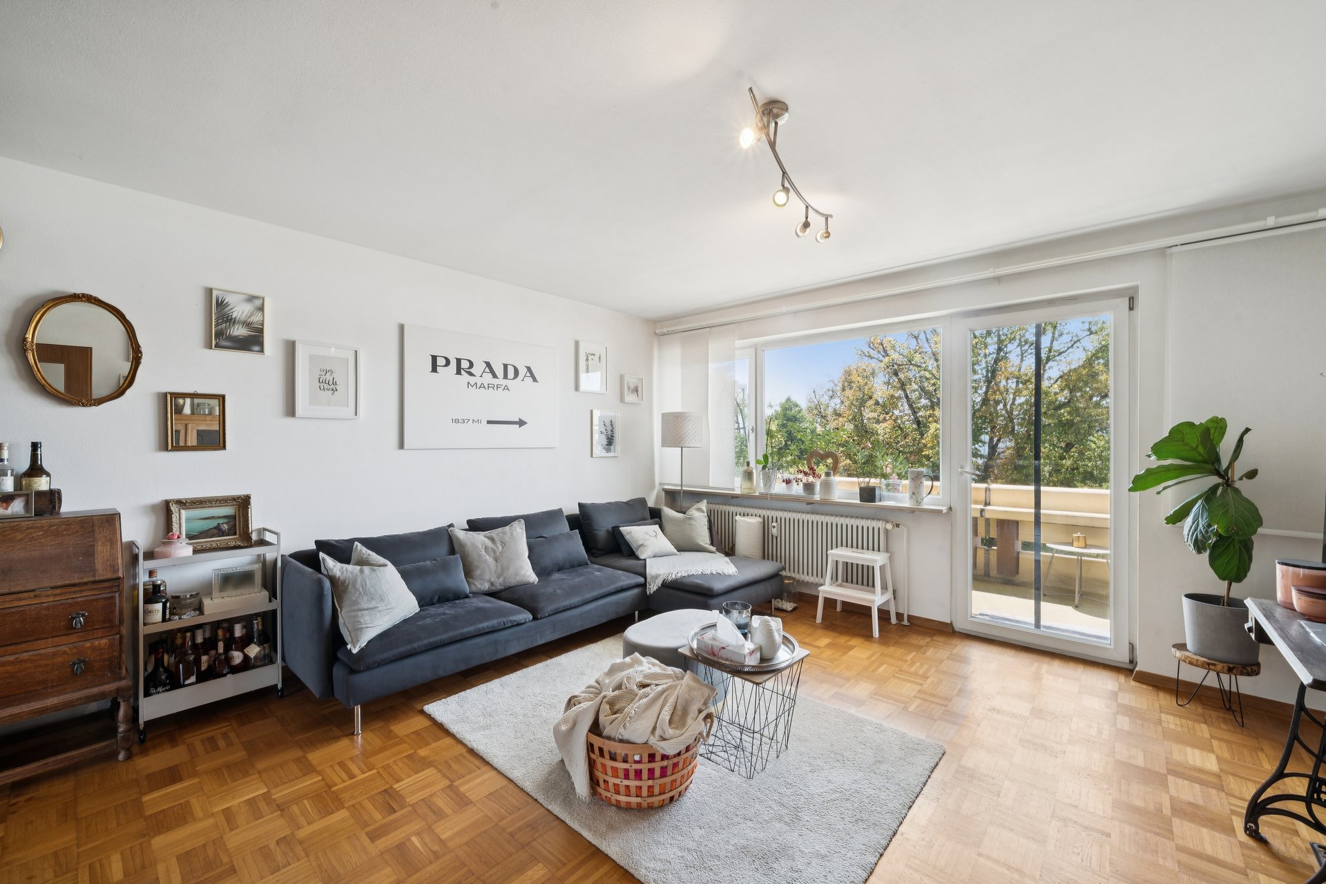Helle 2-Zimmer-Wohnung in gefragter Lage mit großer Loggia, Schwimmbad und Tiefgaragenstellplatz