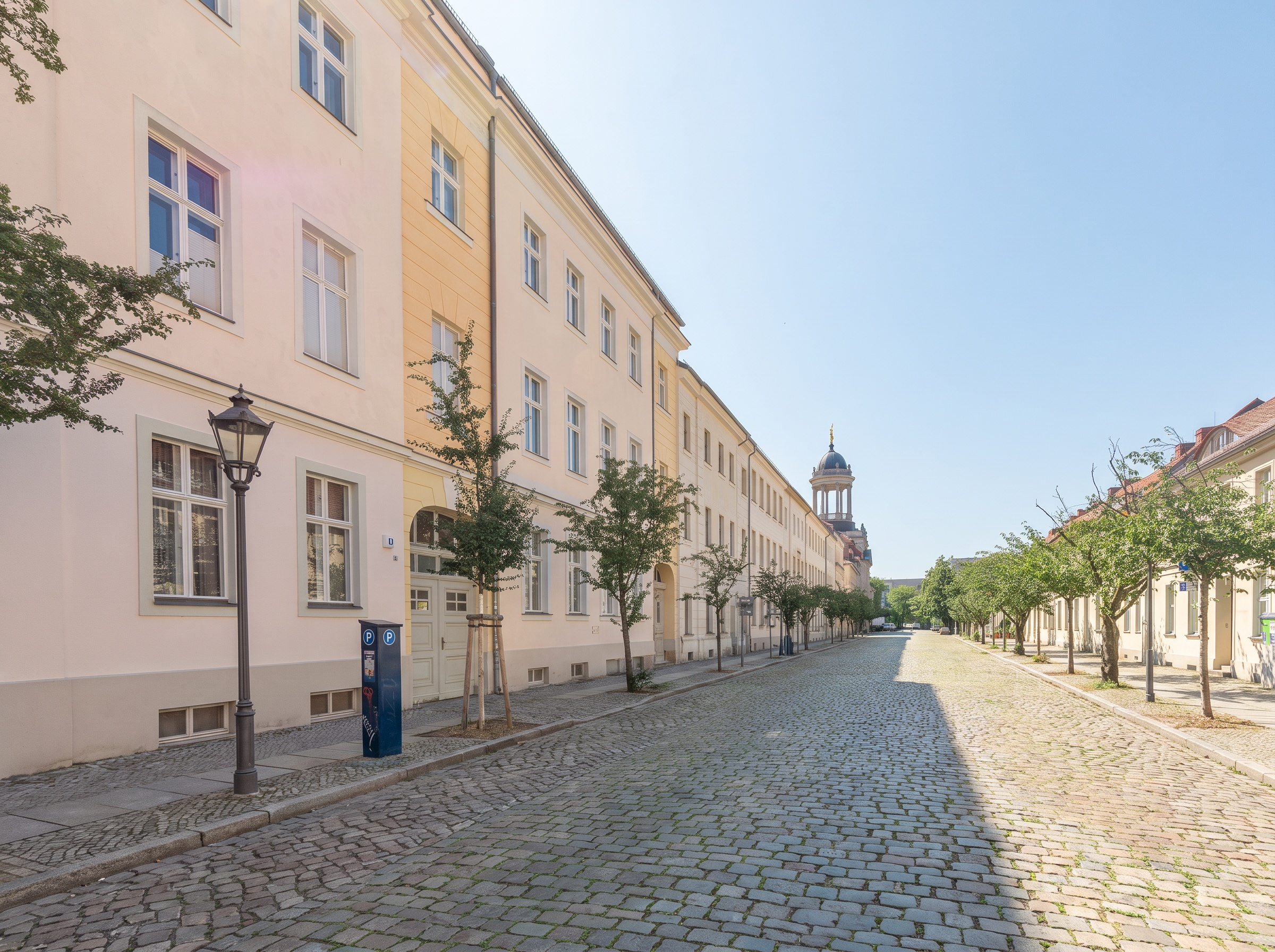 Erstbezug nach umfassender Renovierung: Stilvolles, möbliertes Dachgeschoss