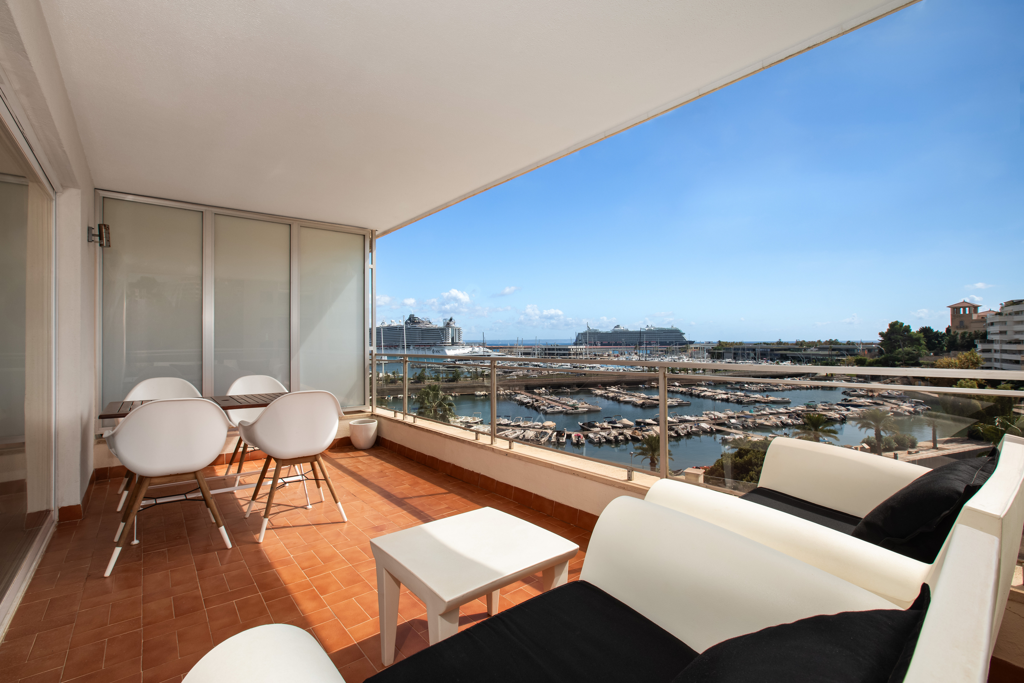 Spacious apartment with terrace and harbour views in Can Bárbara