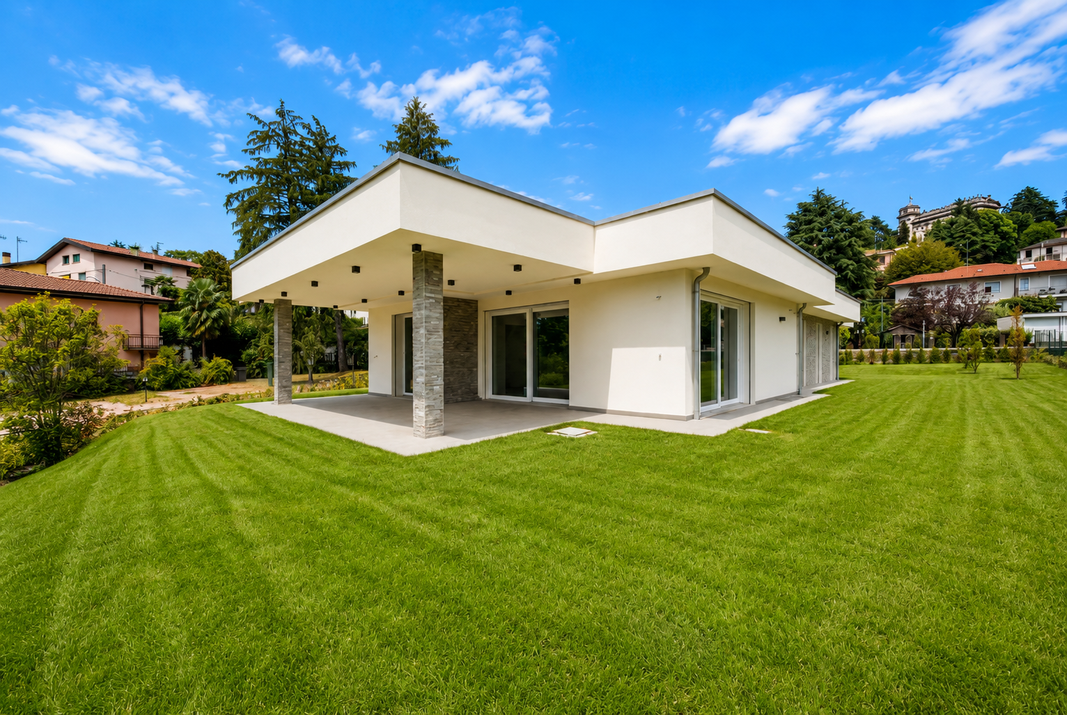 Exklusive, neu erbaute Villa auf einer Ebene in Casbeno
