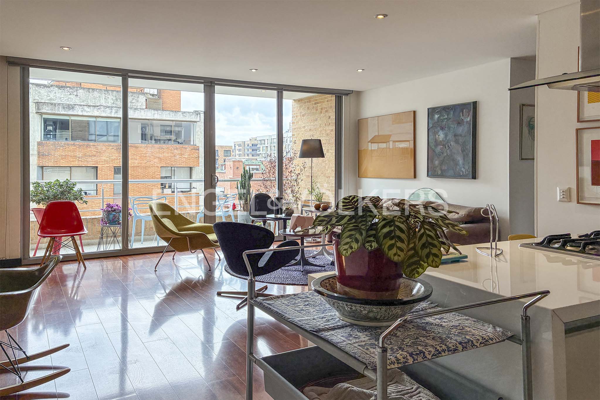 Moderno apartamento con vista exterior y  balcón para venta en Chicó