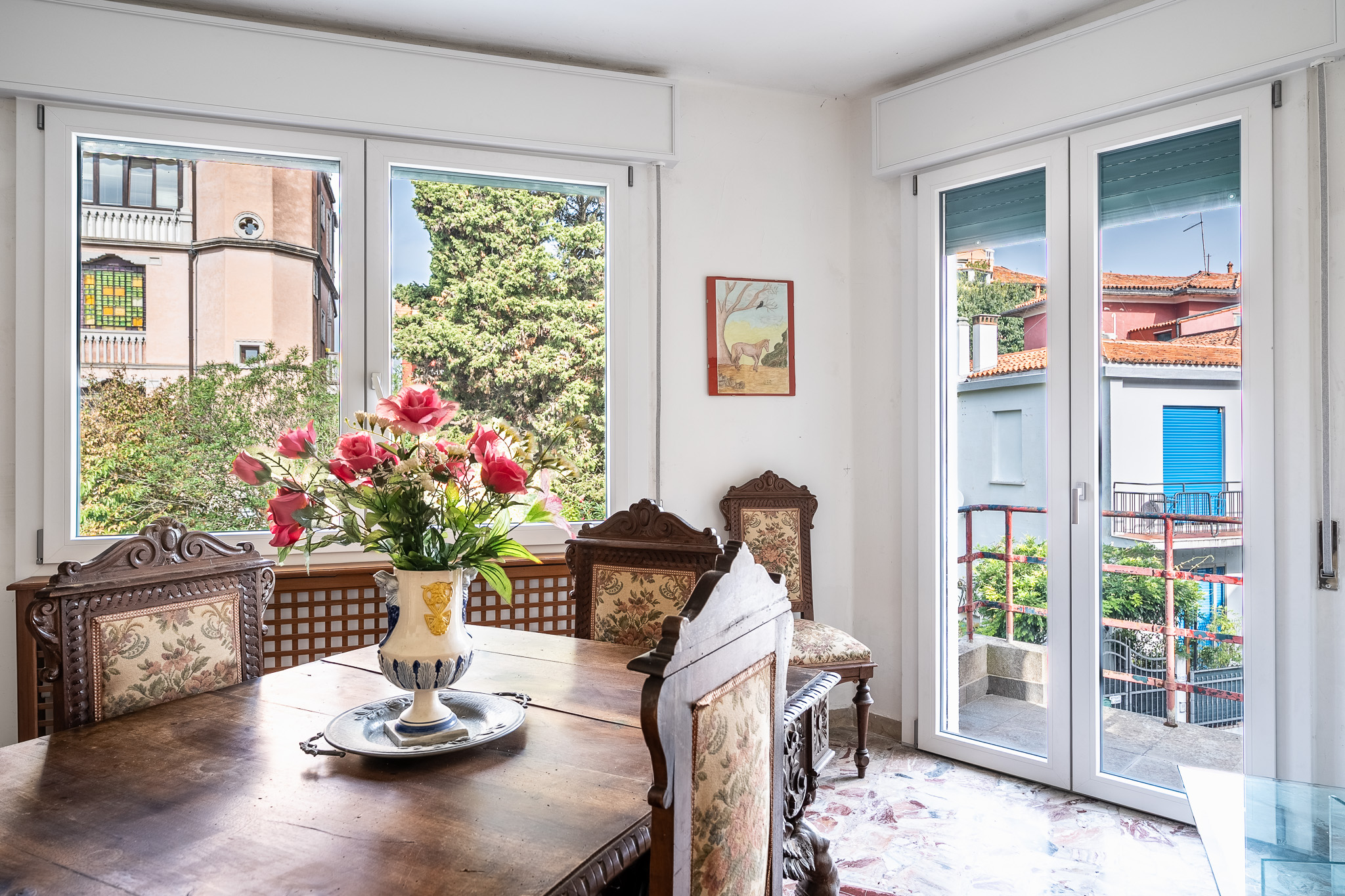 Bright apartment with terraces and garden