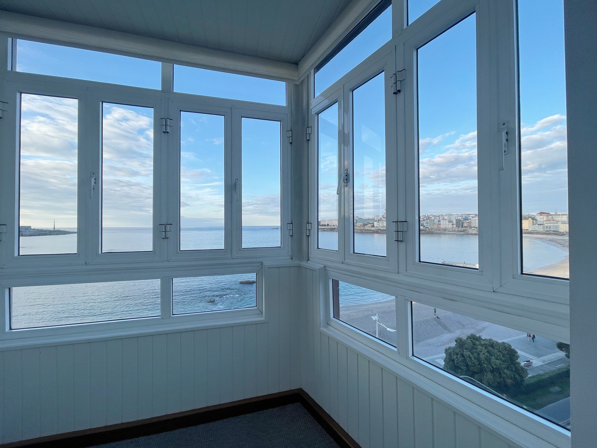 Renovated flat with garage and sea views on Modesta Goicuría Street