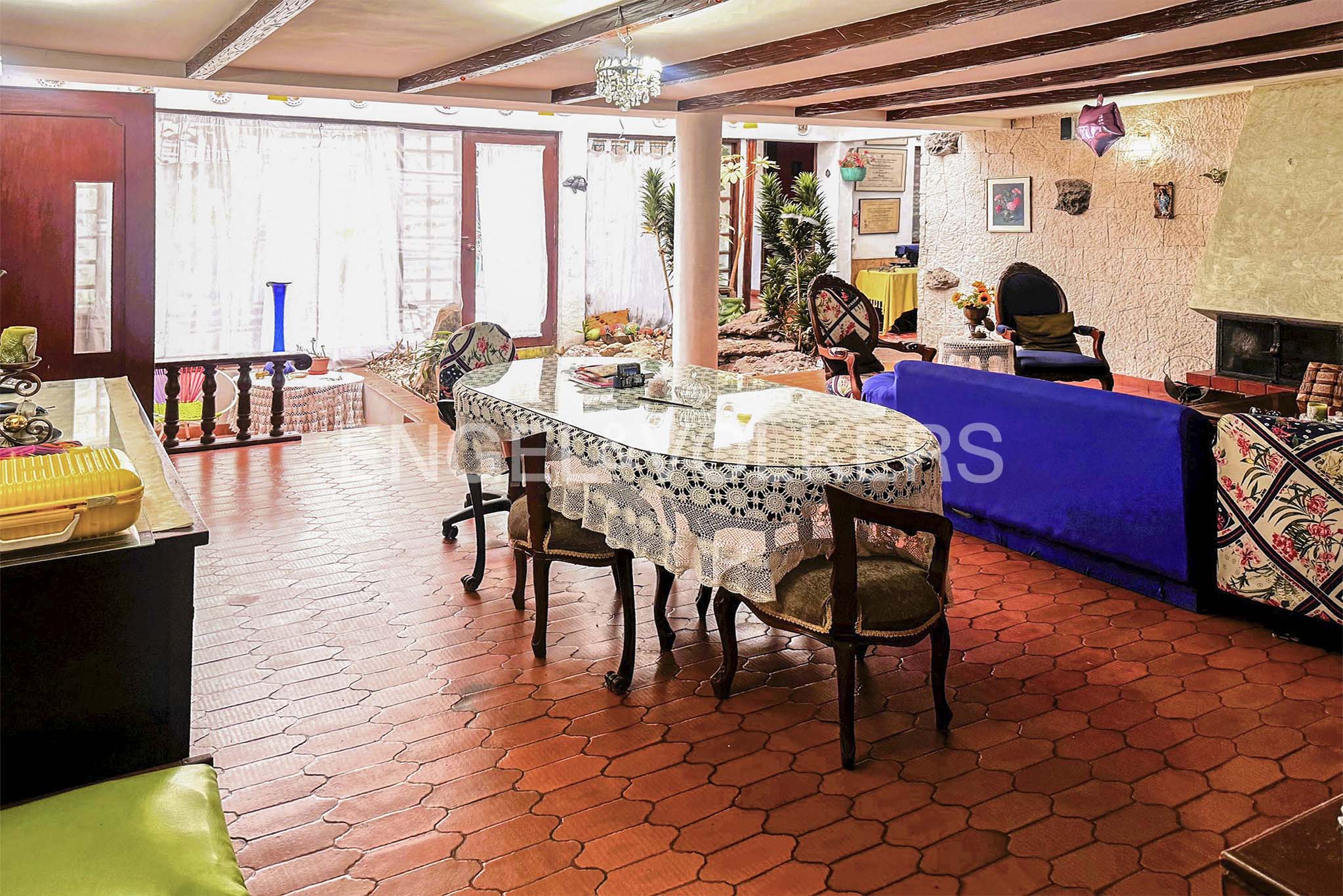 Casa amplia con patios para venta en El Batán
