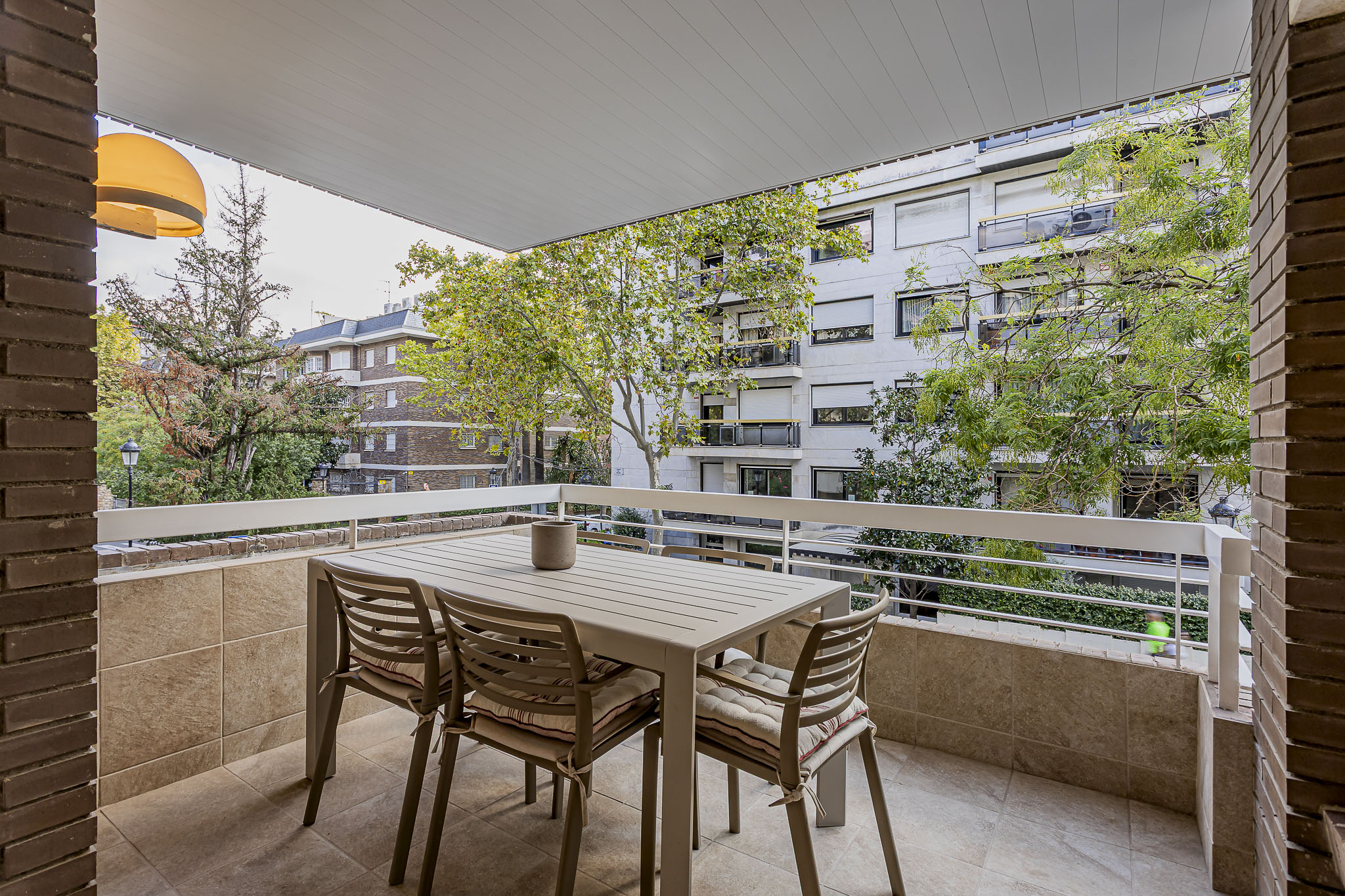 Bright apartment with terrace and parking space in Les Tres Torres, next to Sarrià