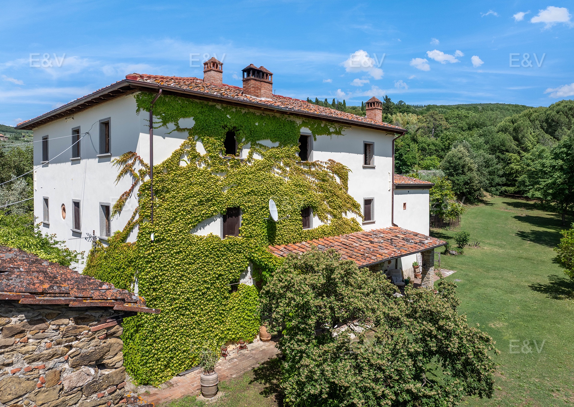 Villa con lago privato in prestigiosa zona di Arezzo