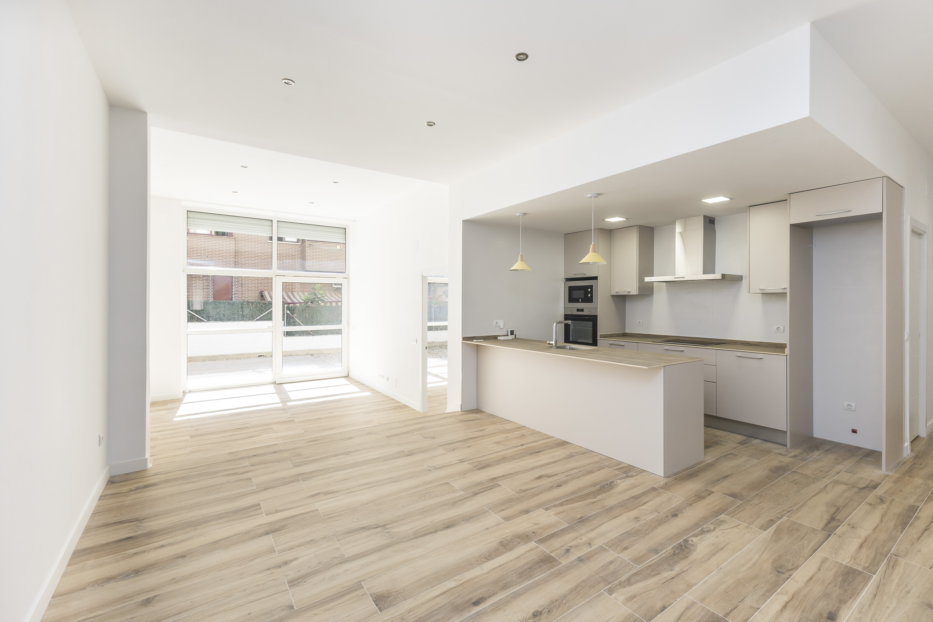 Bright ground floor with terrace in Adelfas