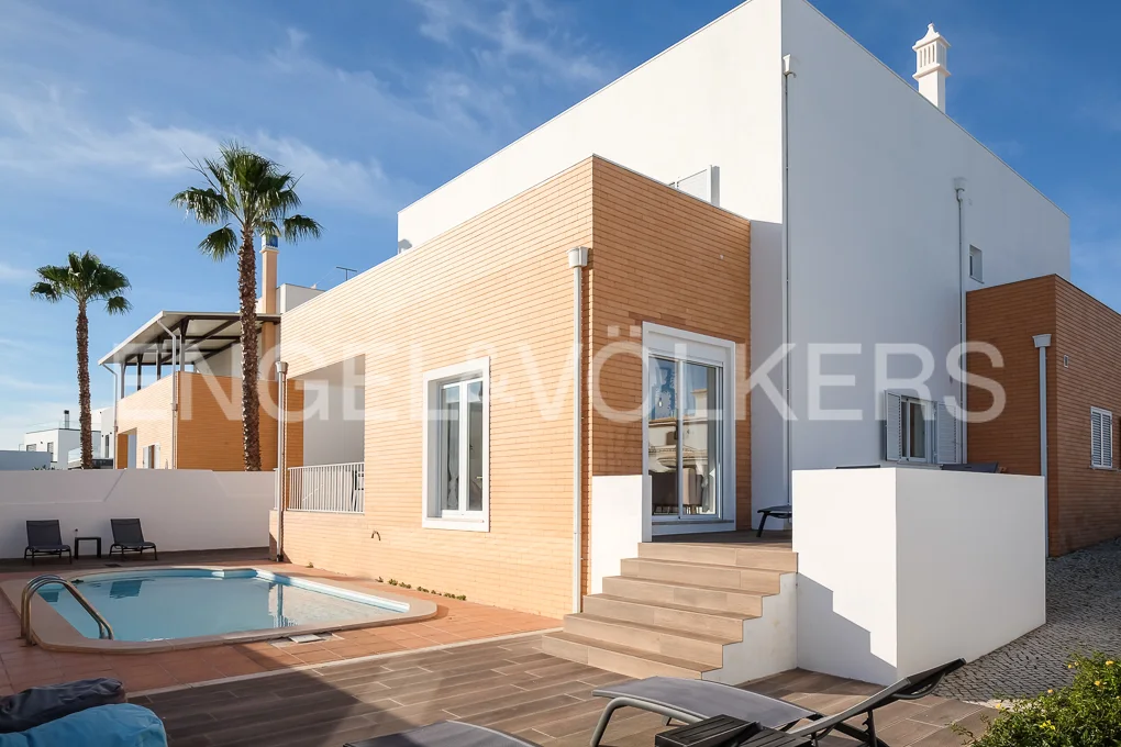 Spacious and bright villa with pool in Fuseta
