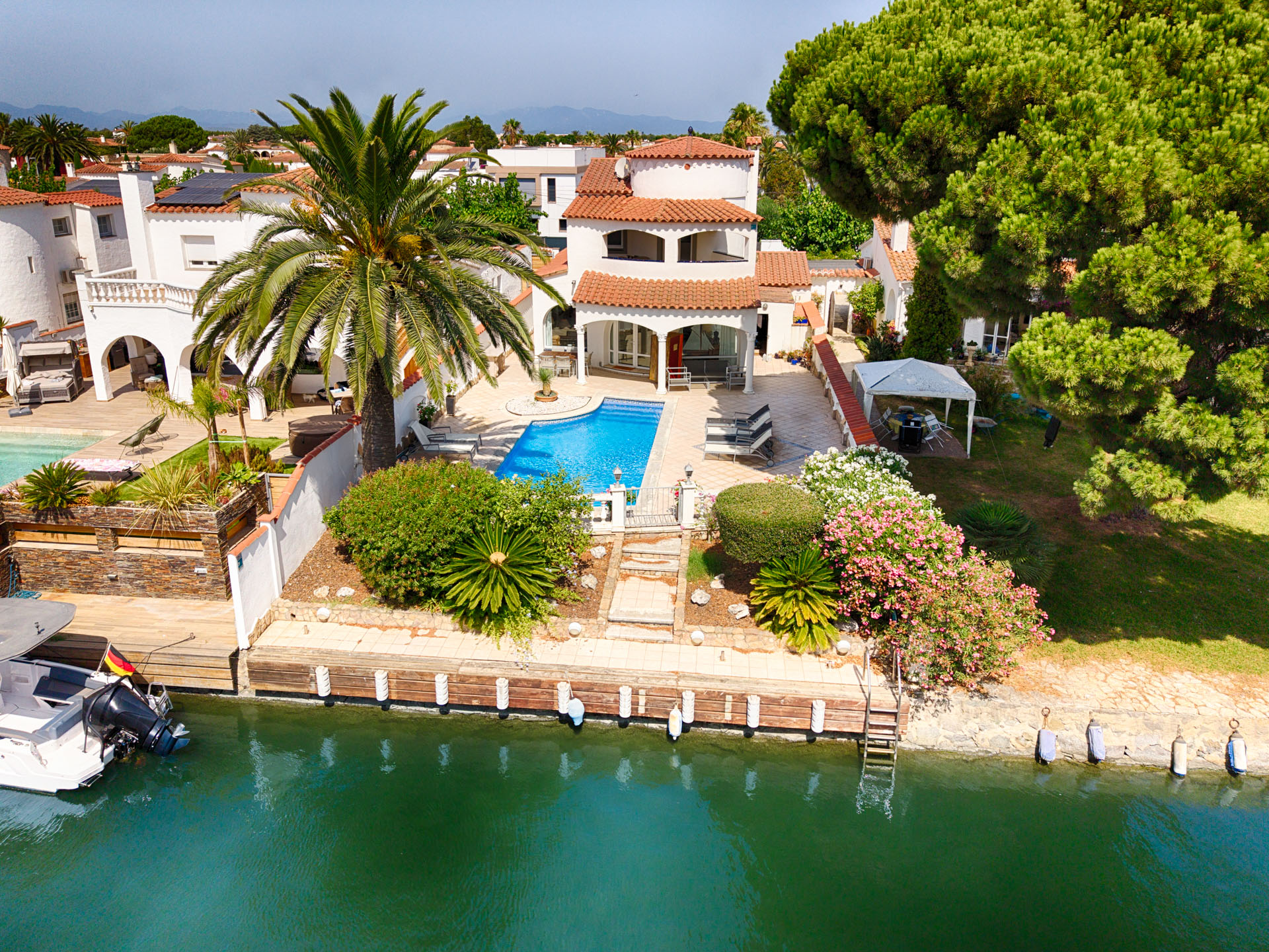 Charming villa with a 12.5 m mooring, near the sea