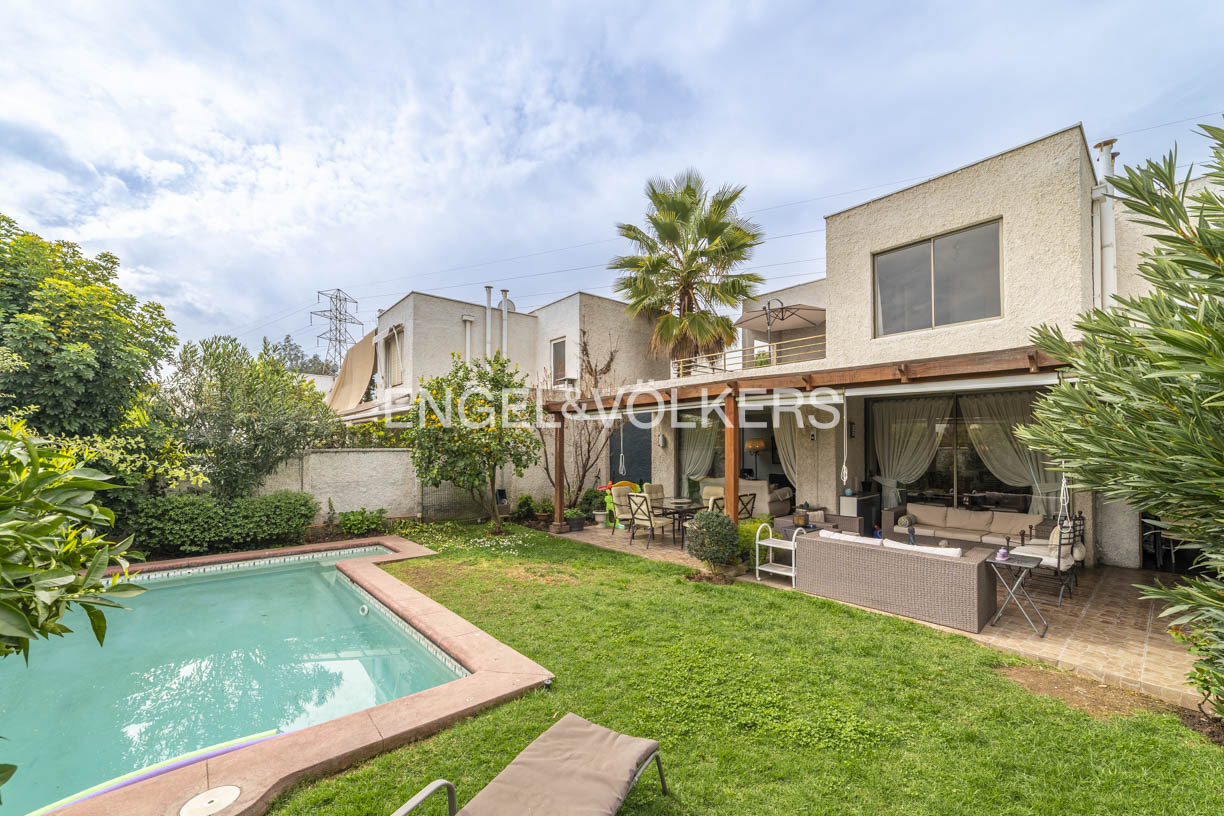 HERMOSA CASA EN CONDOMINIO EN LA REINA ALTA