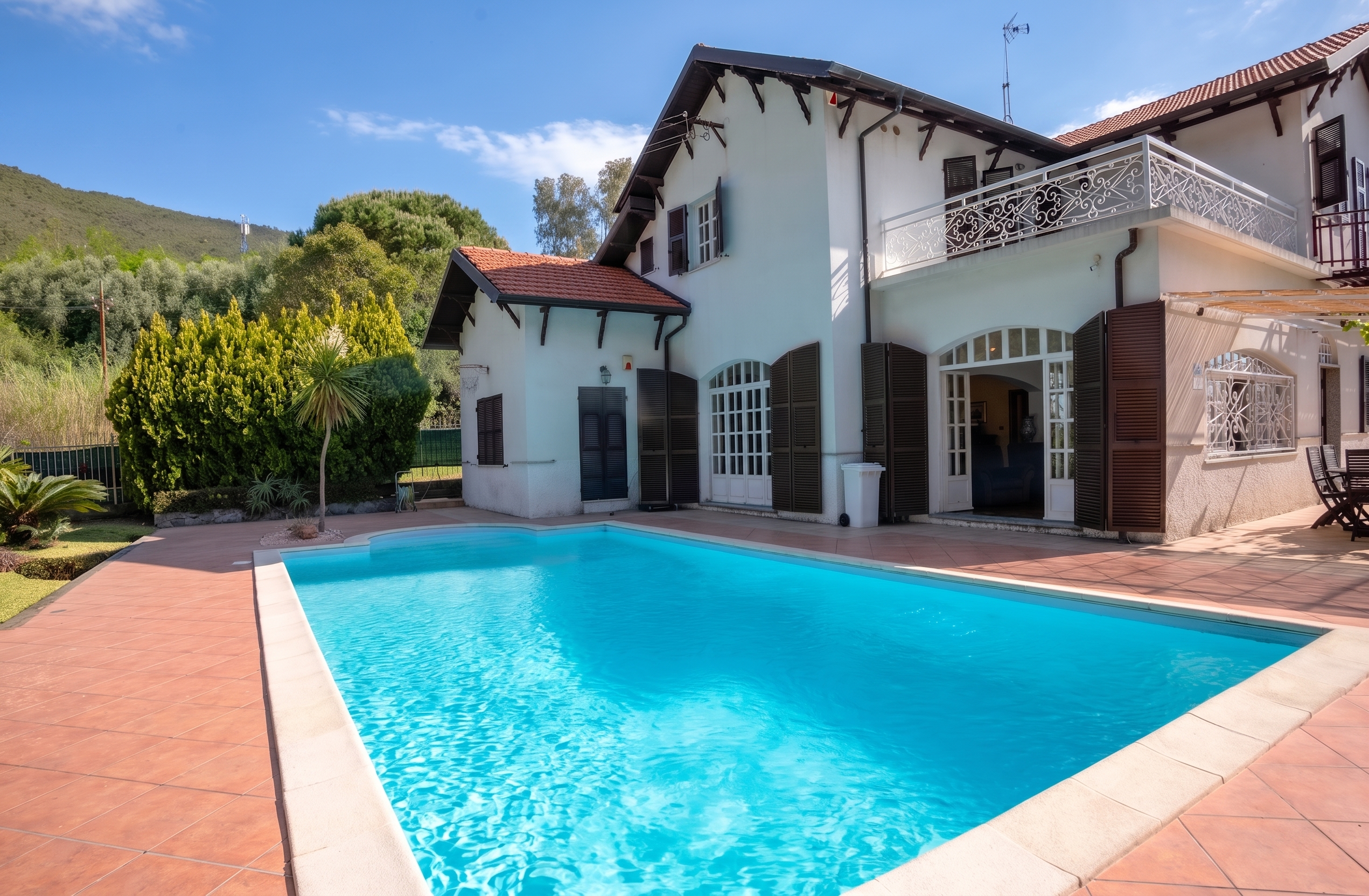 Villa con Piscina e Grande Giardino Privato – Estate Esclusiva a Varazze