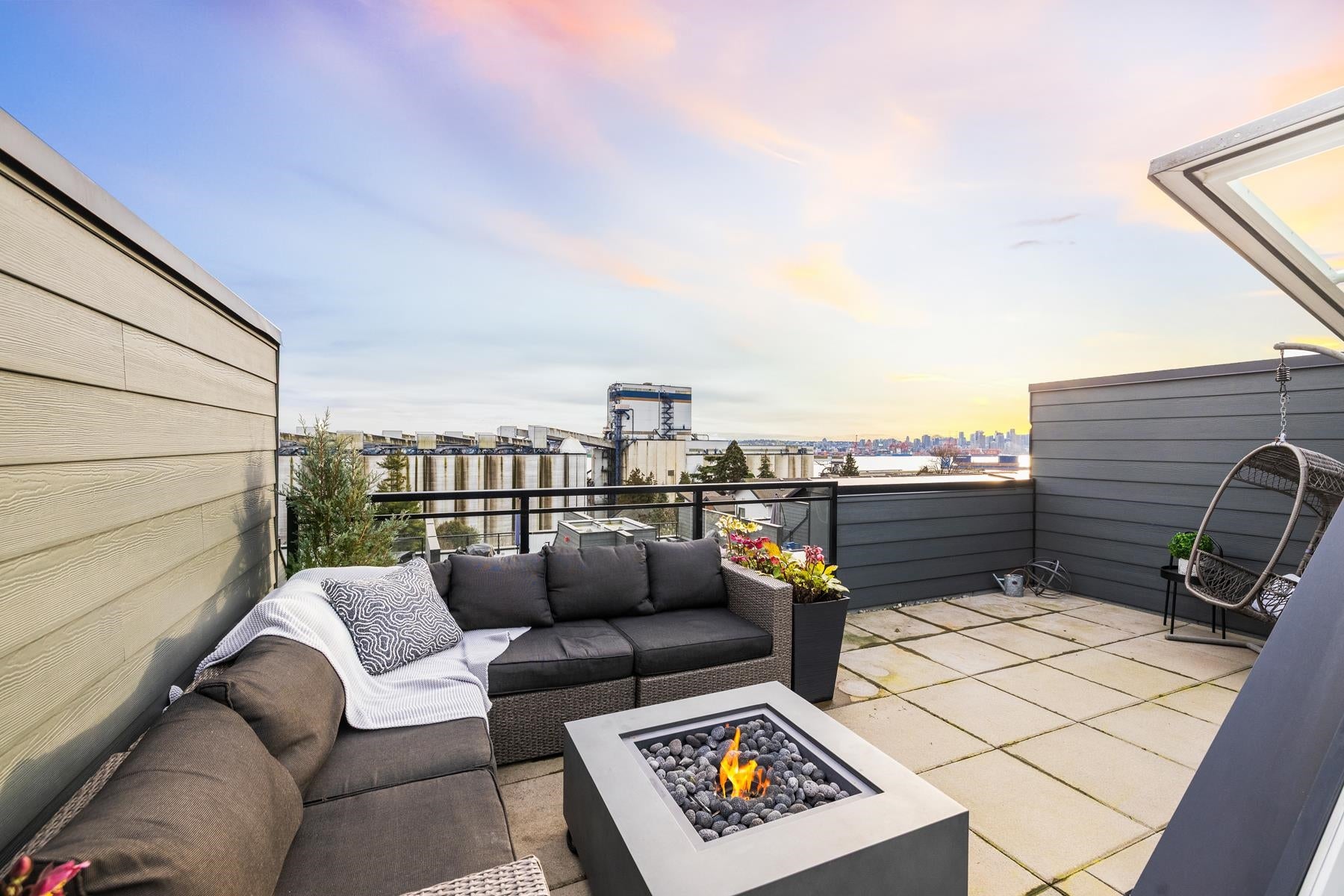 New 4-Bedroom Townhome with 429 SqFt Rooftop