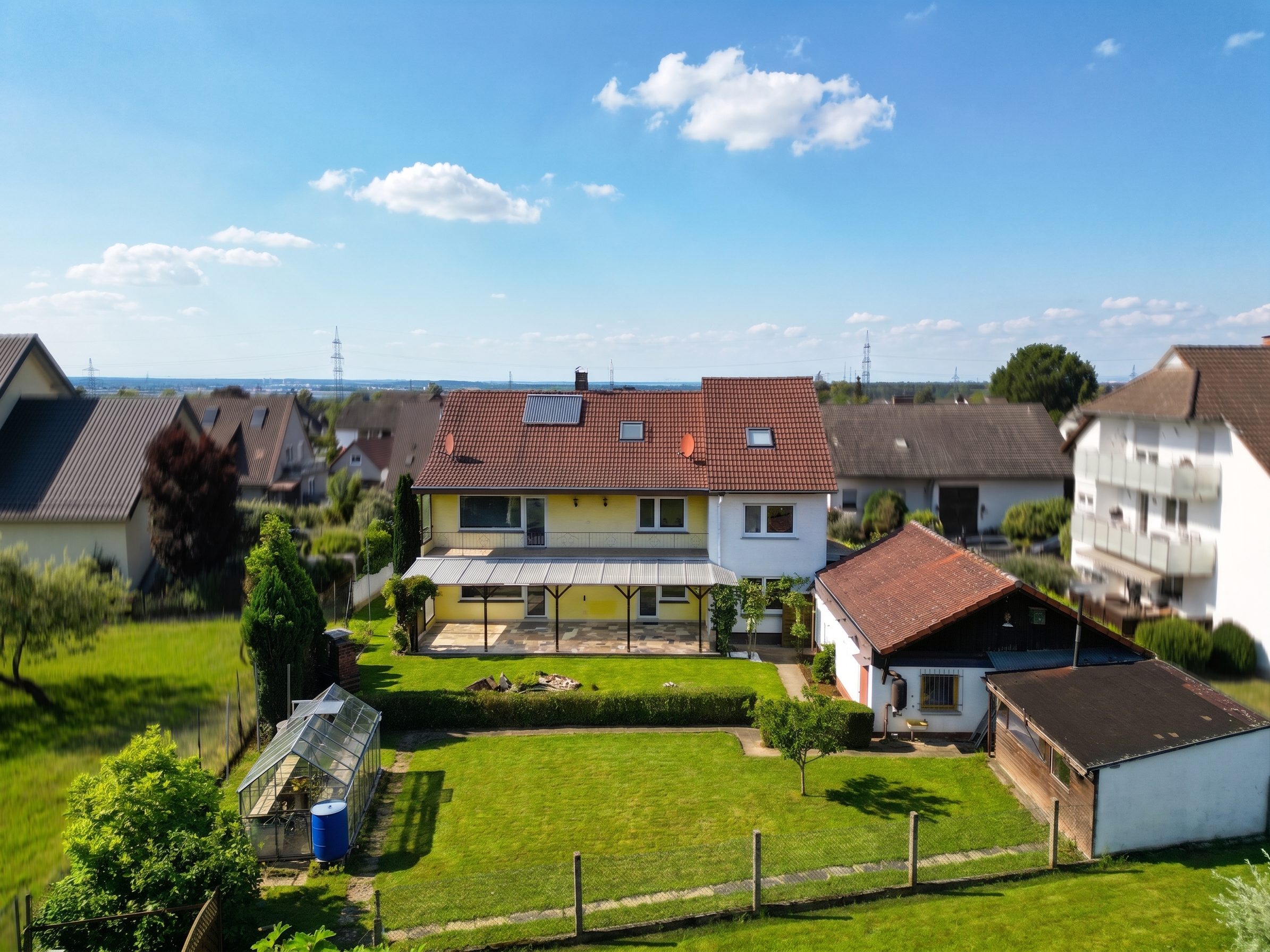 Schönes 3-Fam.-Haus mit Garagen & Garten in zentraler Lage von Hörstein