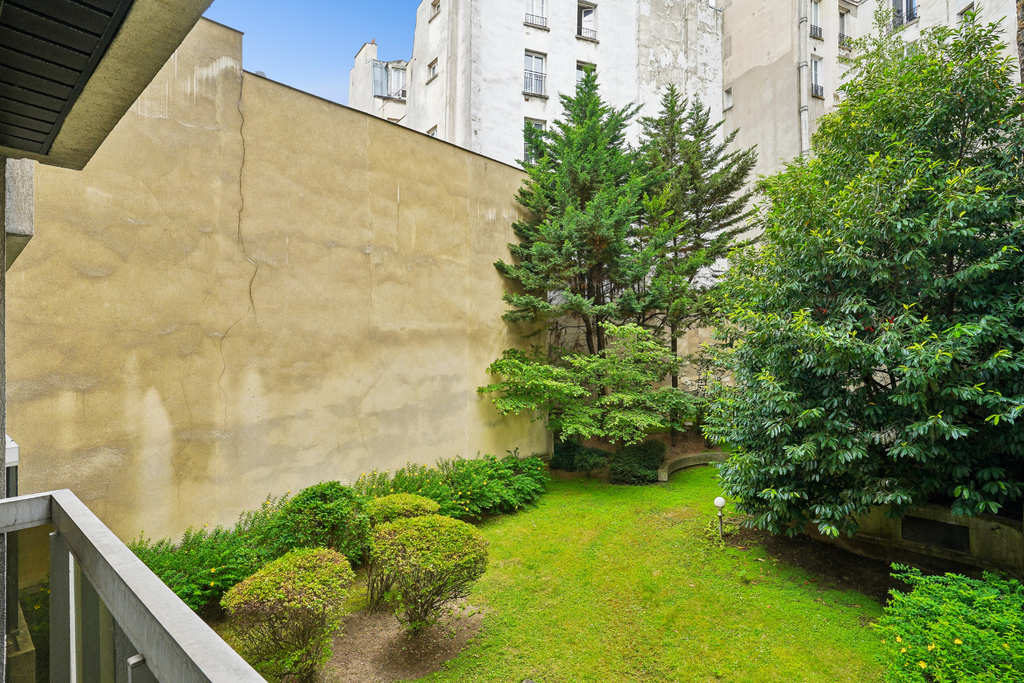 Ternes - Maillot - St Ferdinand - 29 sq m south-facing studio - Courtyard view